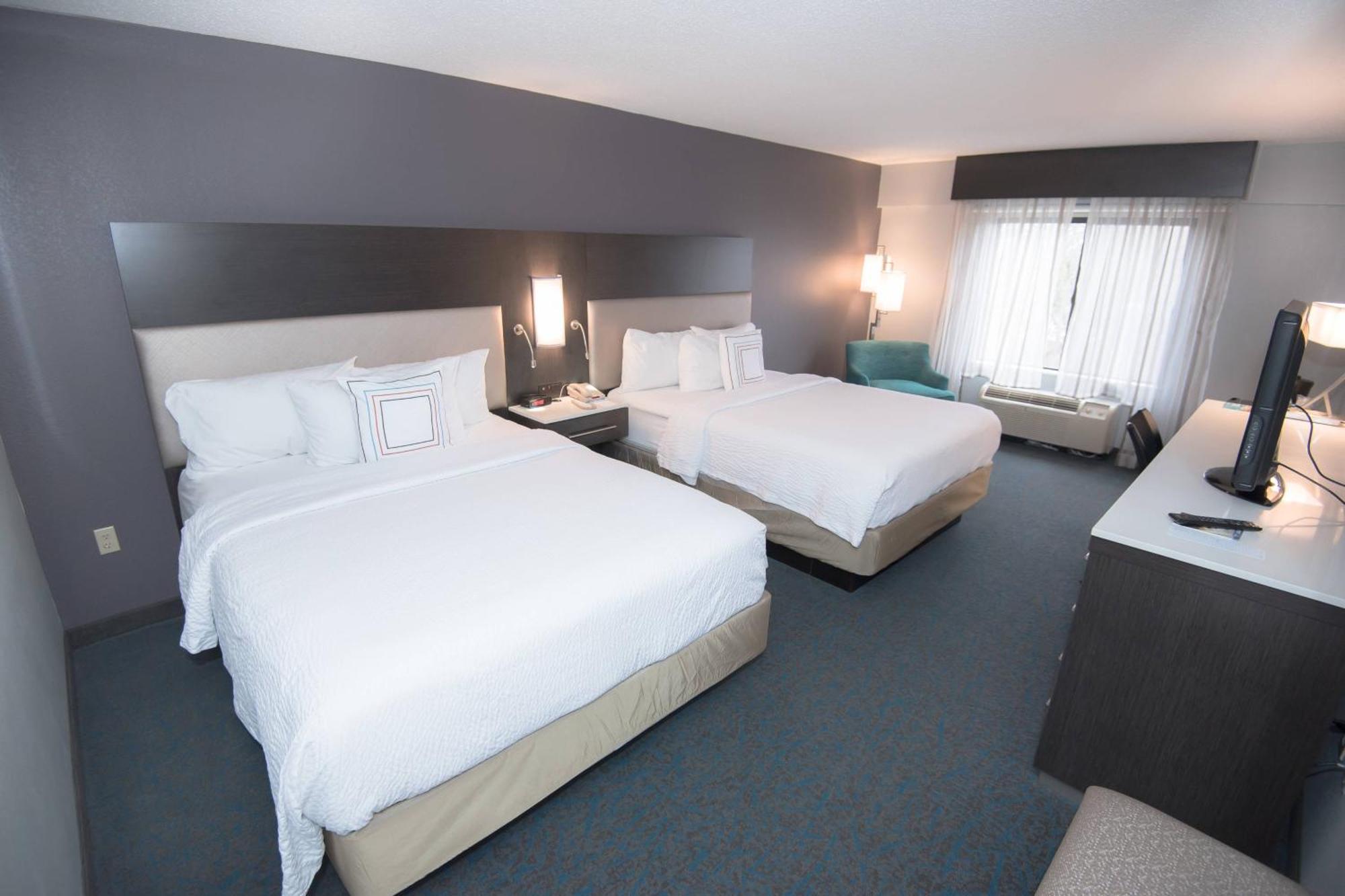 Queen Room with Two Queen Beds and Adapted Tub - Mobility Accessible