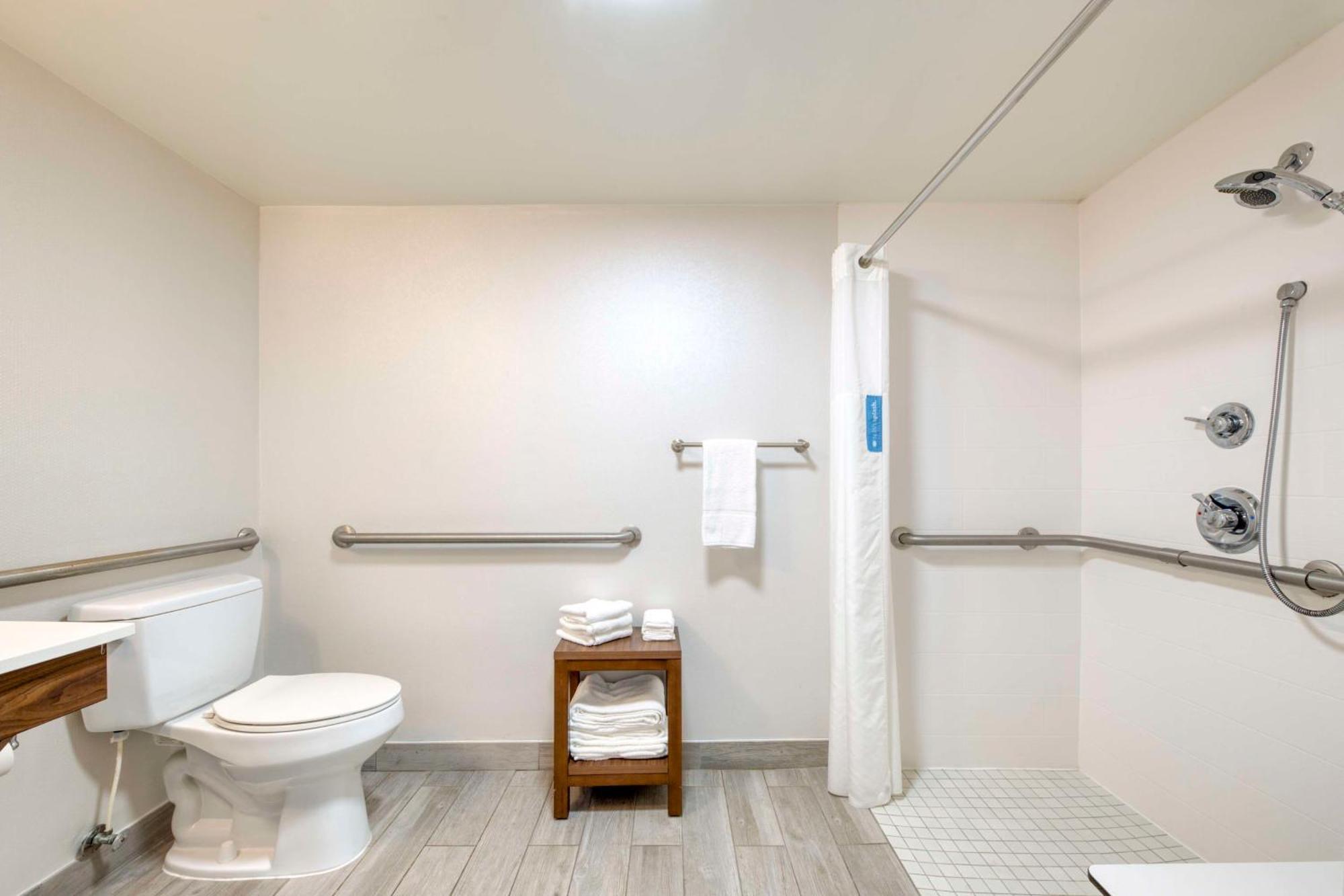 Habitación con cama extragrande y ducha a ras de suelo - Adaptada para personas de movilidad reducida - No fumadores