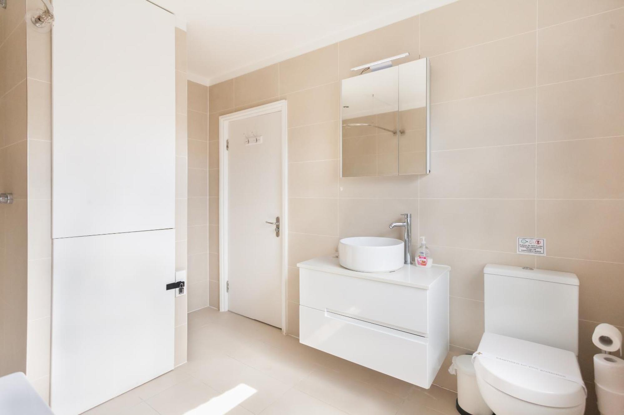 Twin Room with Shared Bathroom,1547005294:JPEG