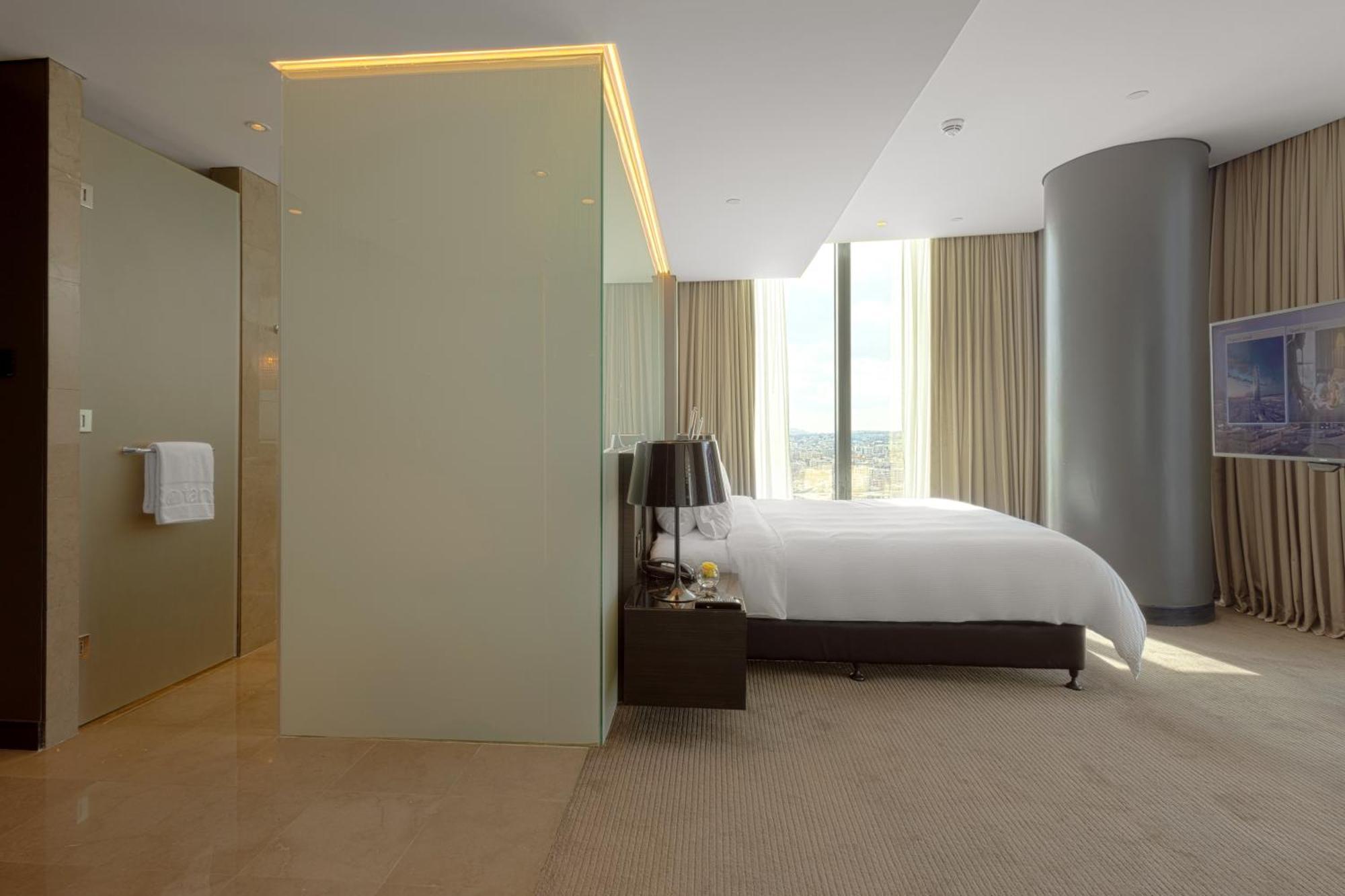 Large Corner High Floor Room King Bed City View