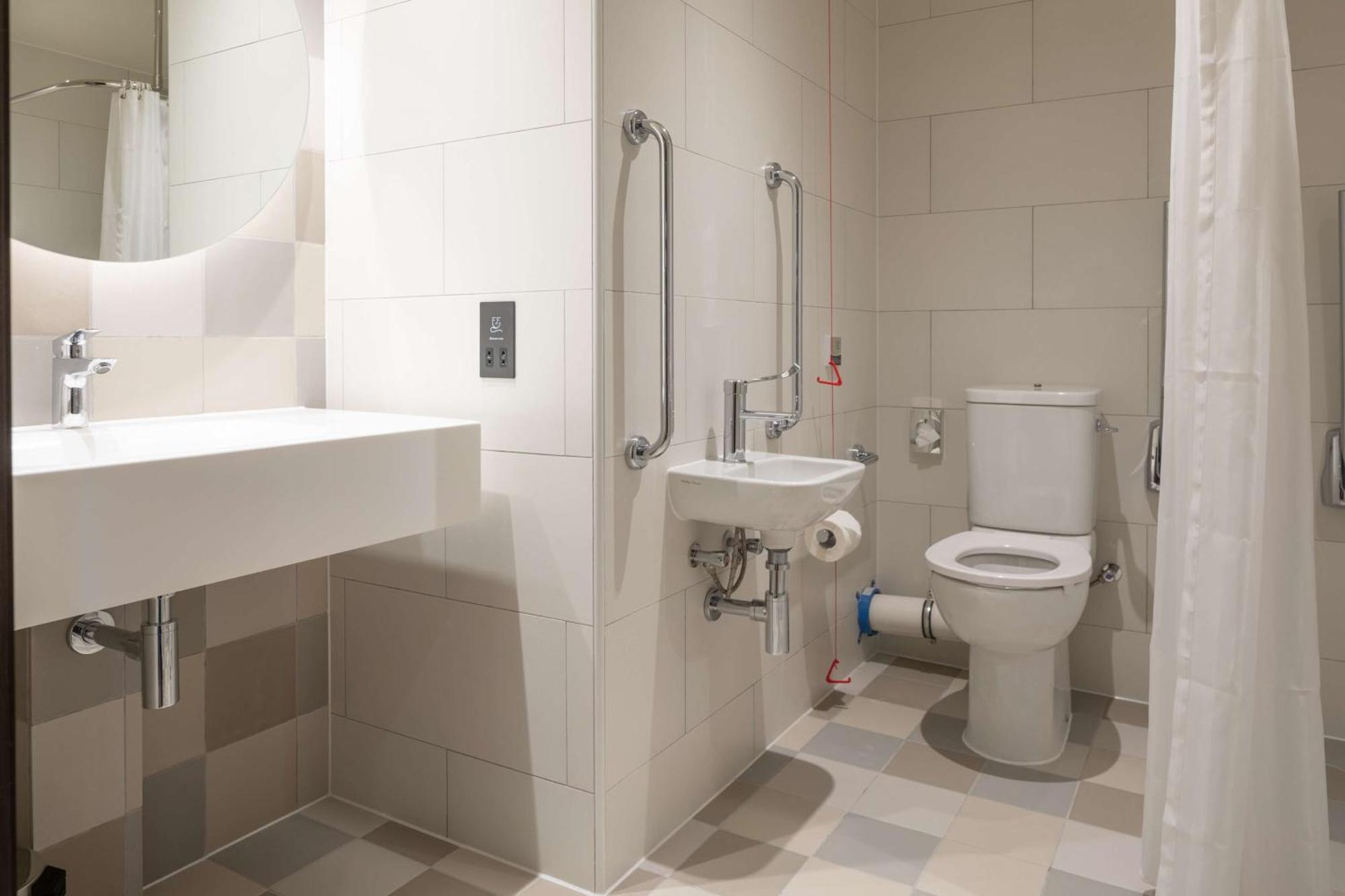 Queen Room Accessible