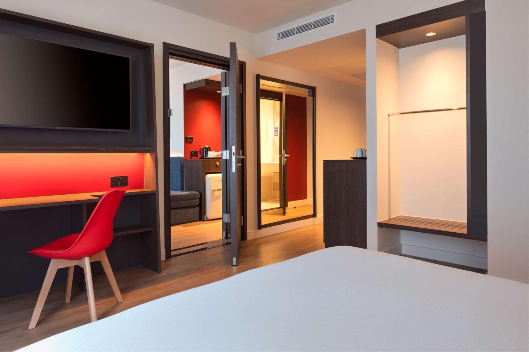 Queen Room Accessible