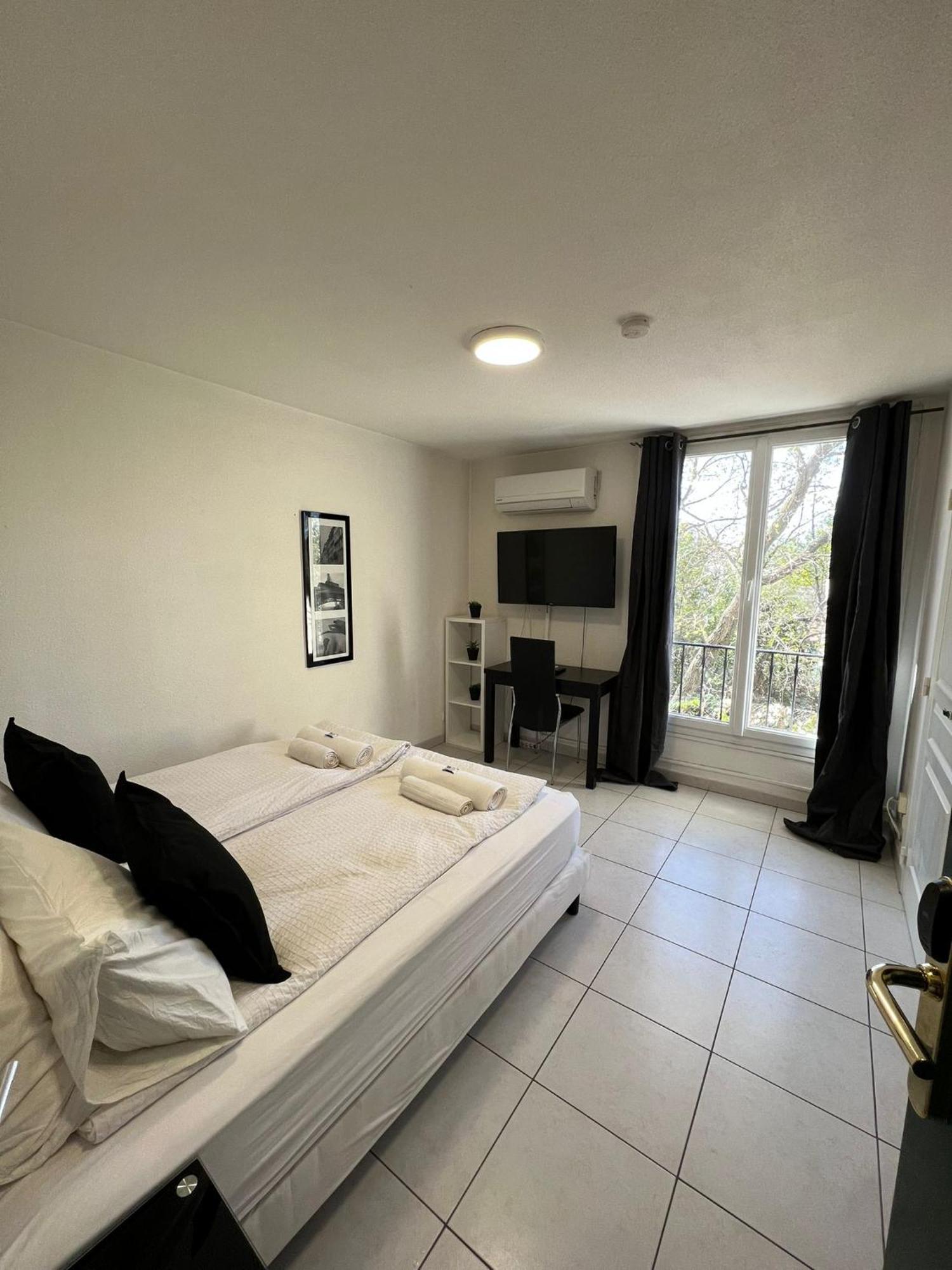 Apartment with Balcony,403694772:JPEG