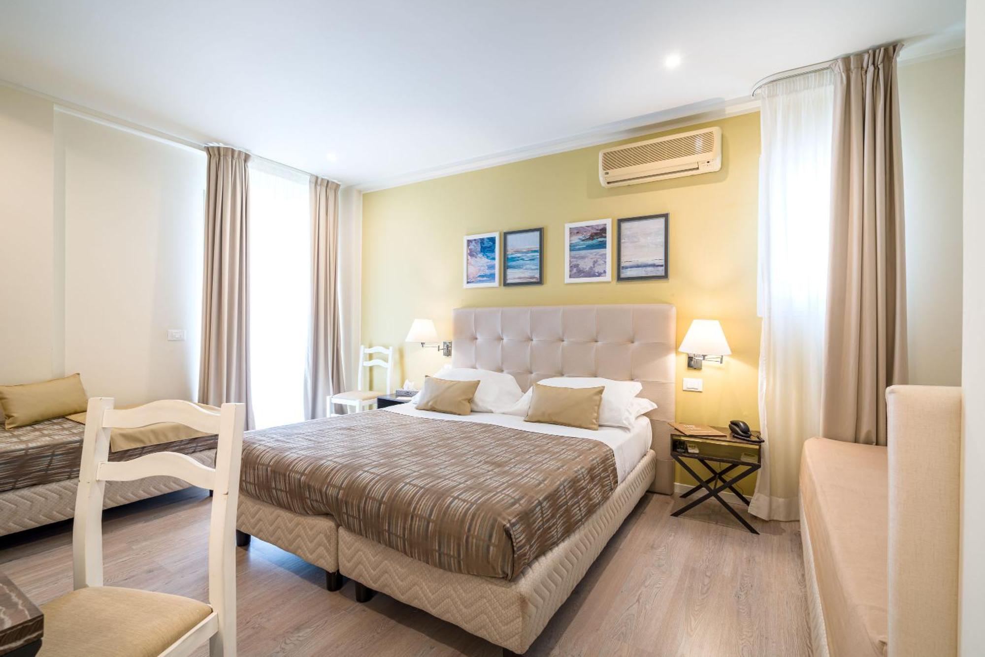 Chambre Quadruple avec Balcon - Vue Latérale sur Mer
