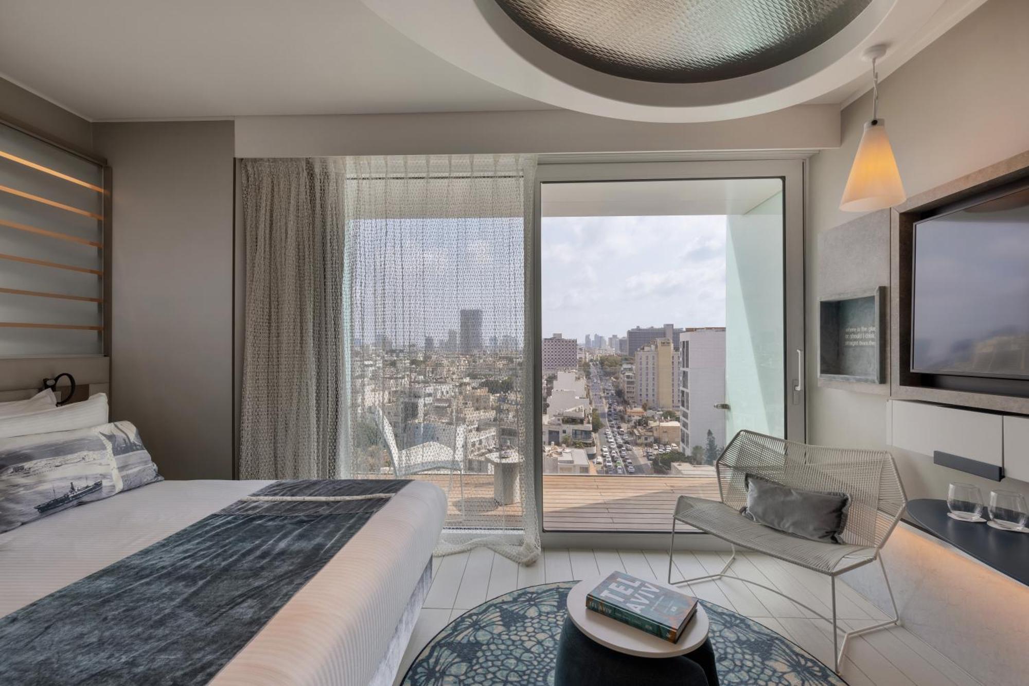 Deluxe Zimmer Port mit Balkon und Stadtblick