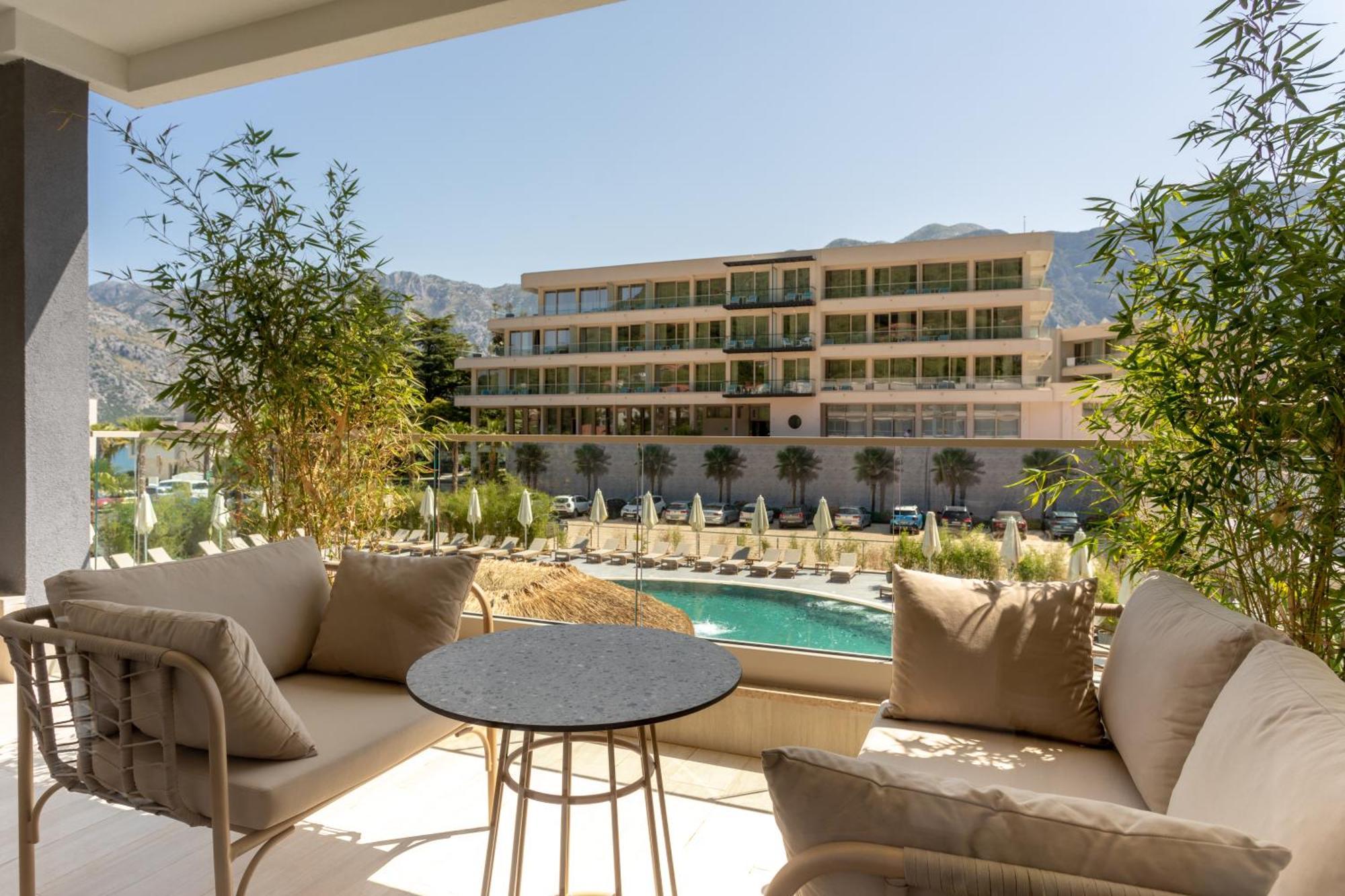 Deluxe King Room Pool View