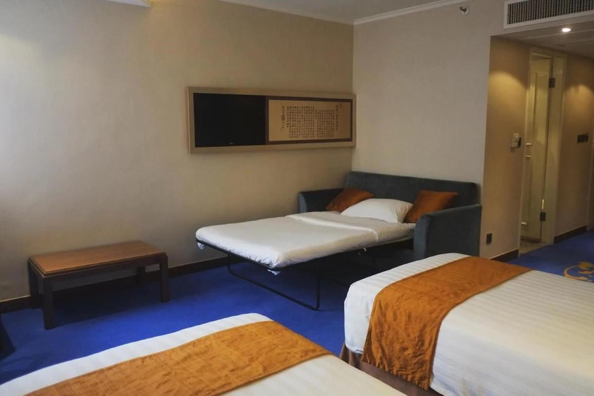 Habitación Deluxe para no fumadores con cama triple y vistas a la ciudad