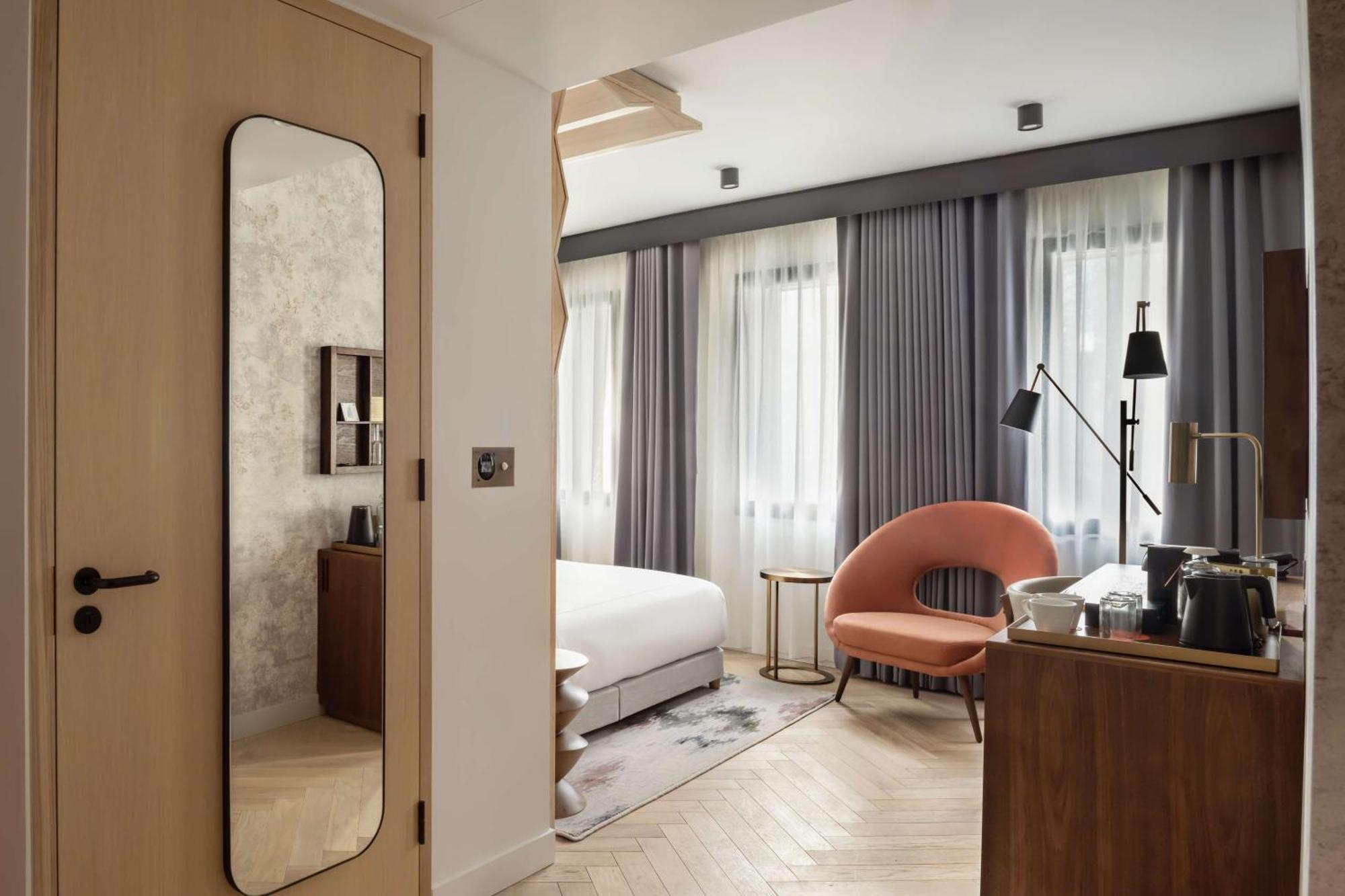 Queen Room Accessible