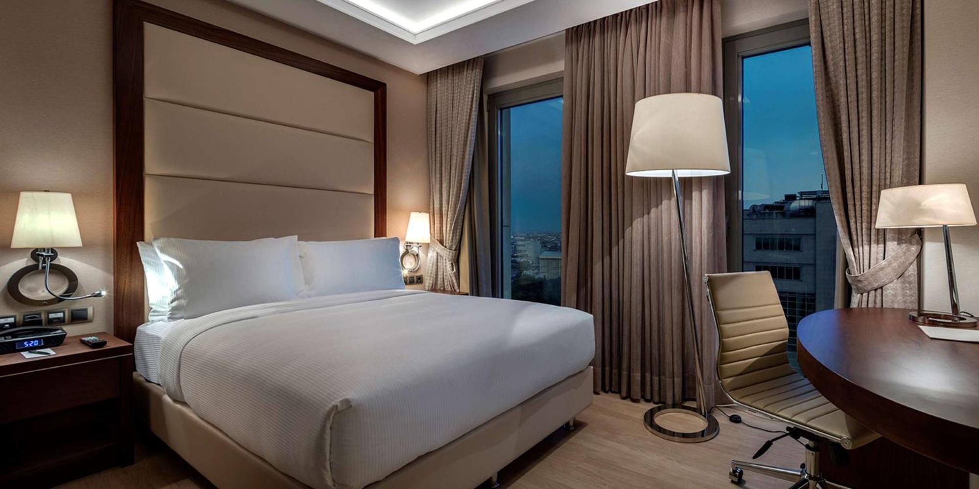 Habitación con cama grande
