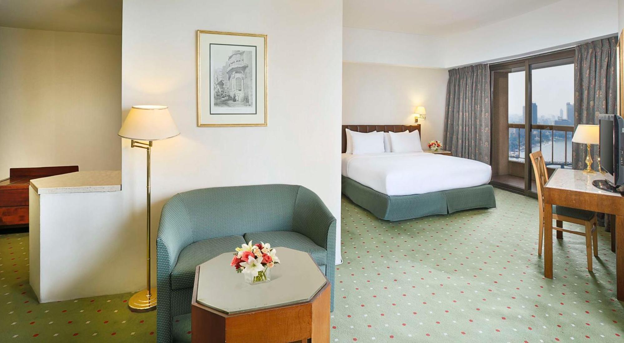 Quarto com Cama King-size e Vista do Nilo