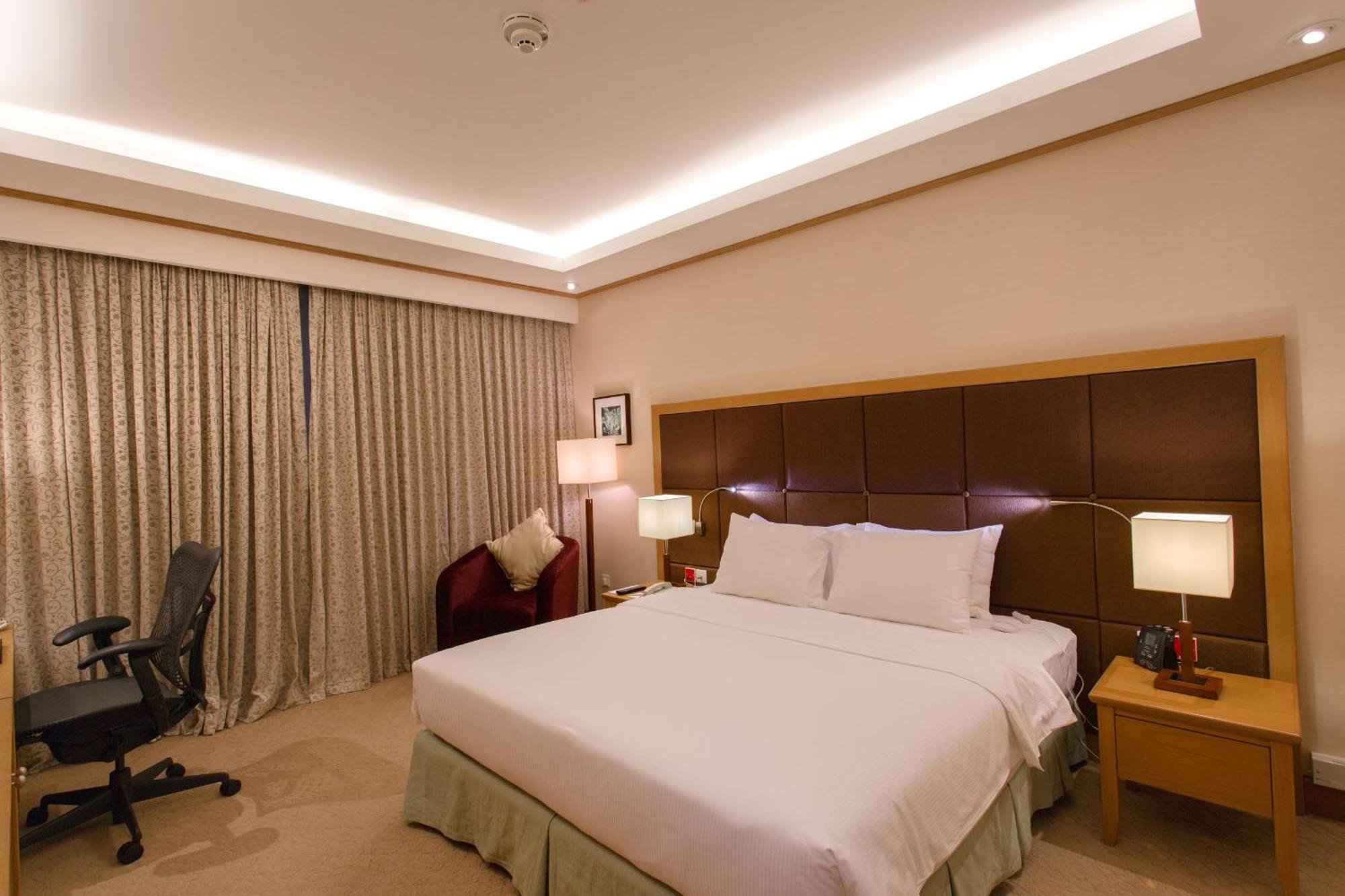 Habitación con cama extragrande y vistas a la ciudad