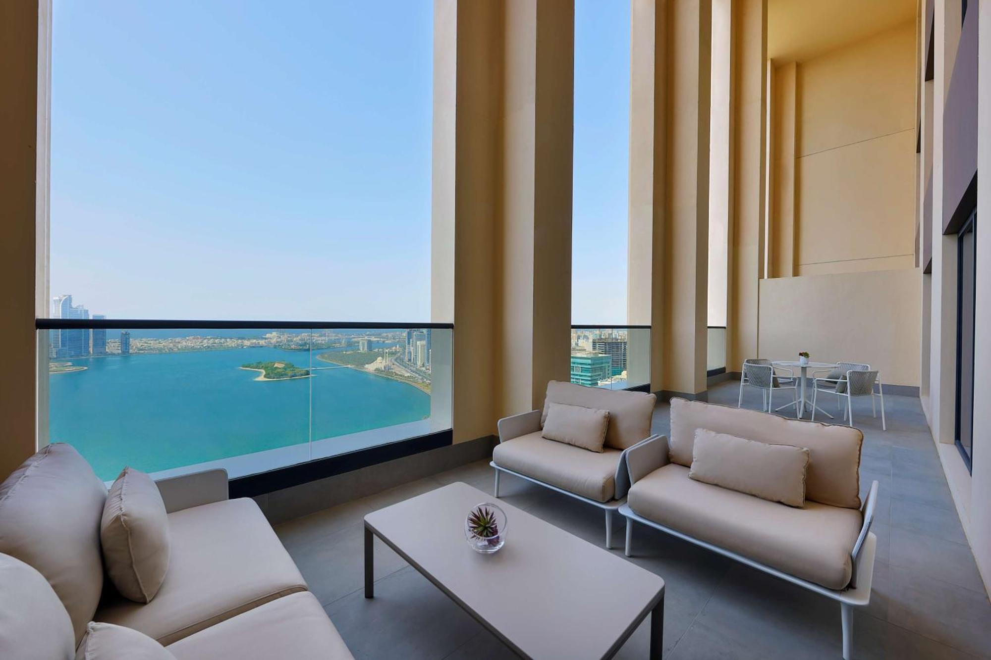 Apartment mit einem Kingsize-Bett im Schlafzimmer und Balkon – Wasserseite