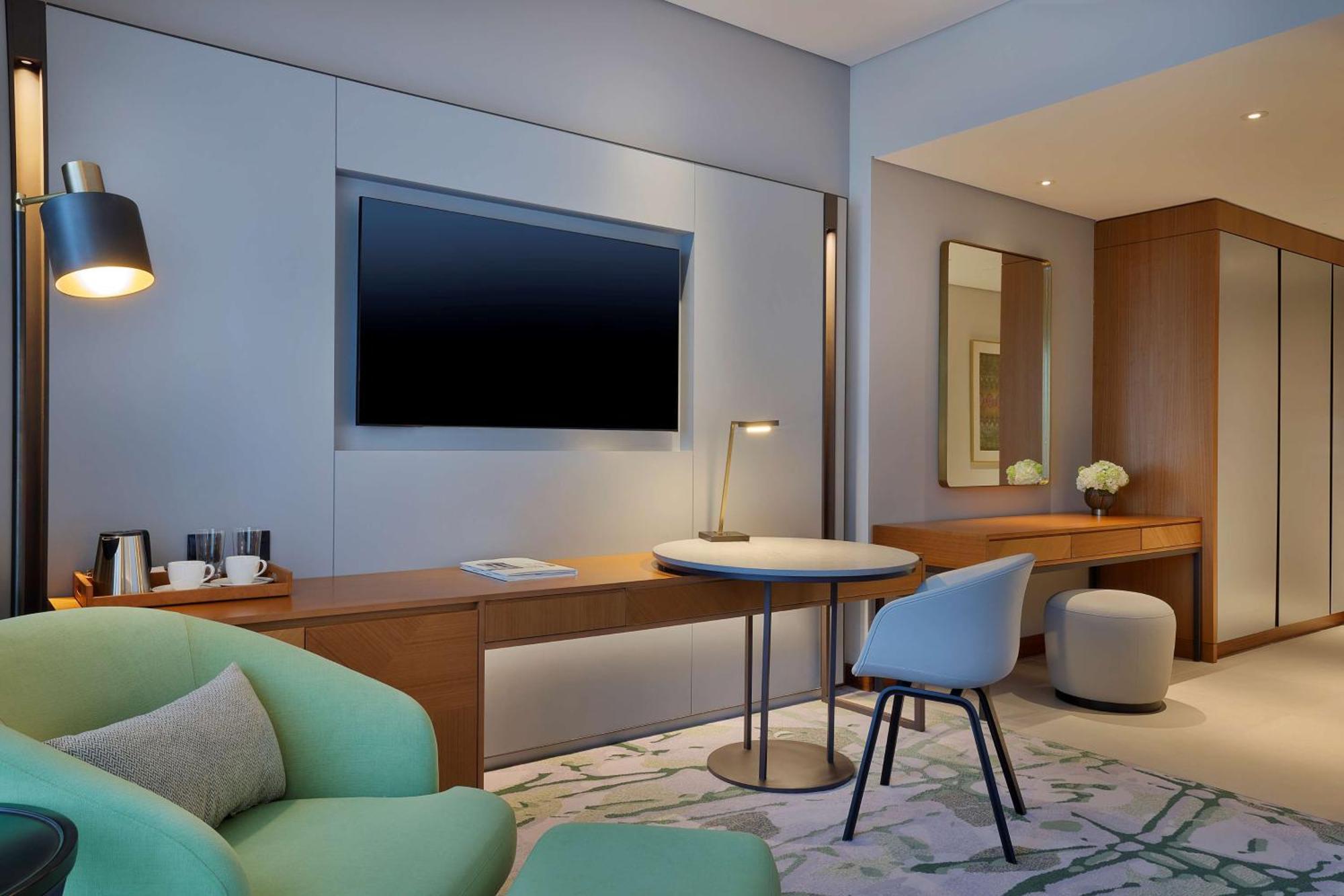 Deluxe Zimmer mit Kingsize-Bett, Blick auf das Wasser und Balkon