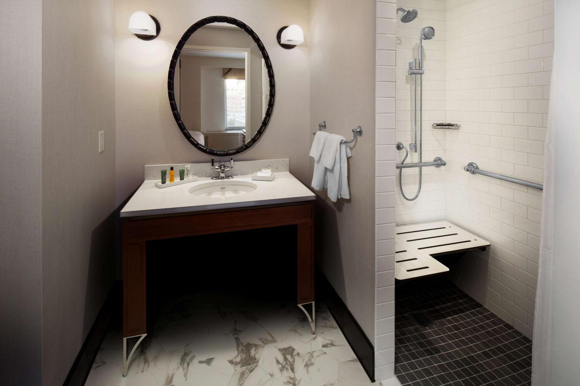 Kamer met Kingsize Bed en Rolstoeltoegankelijke Douche - Toegankelijk voor Gasten met een Lichamelijke Beperking