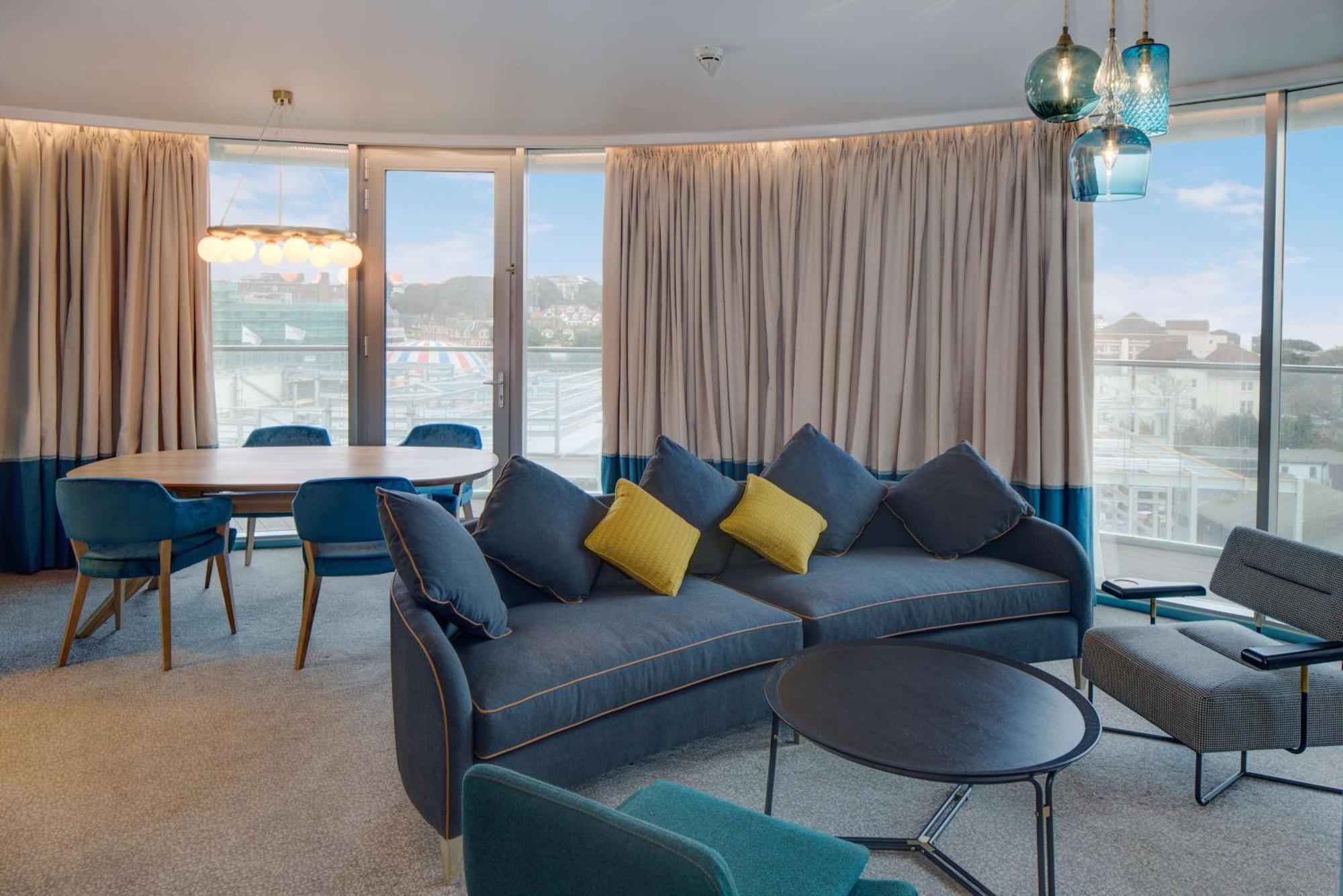 One-Bedroom King Suite with Sea View