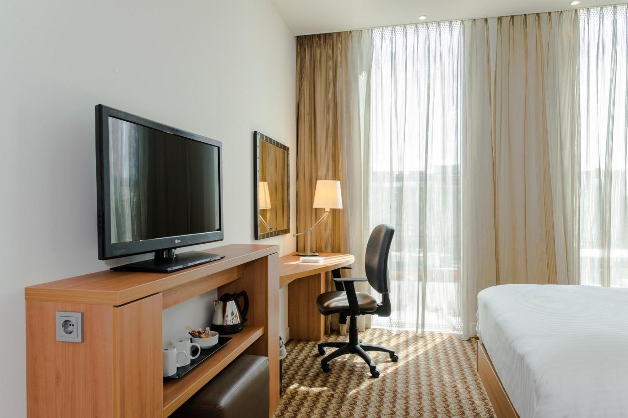 Eckzimmer mit Queensize-Bett und Schlafsofa