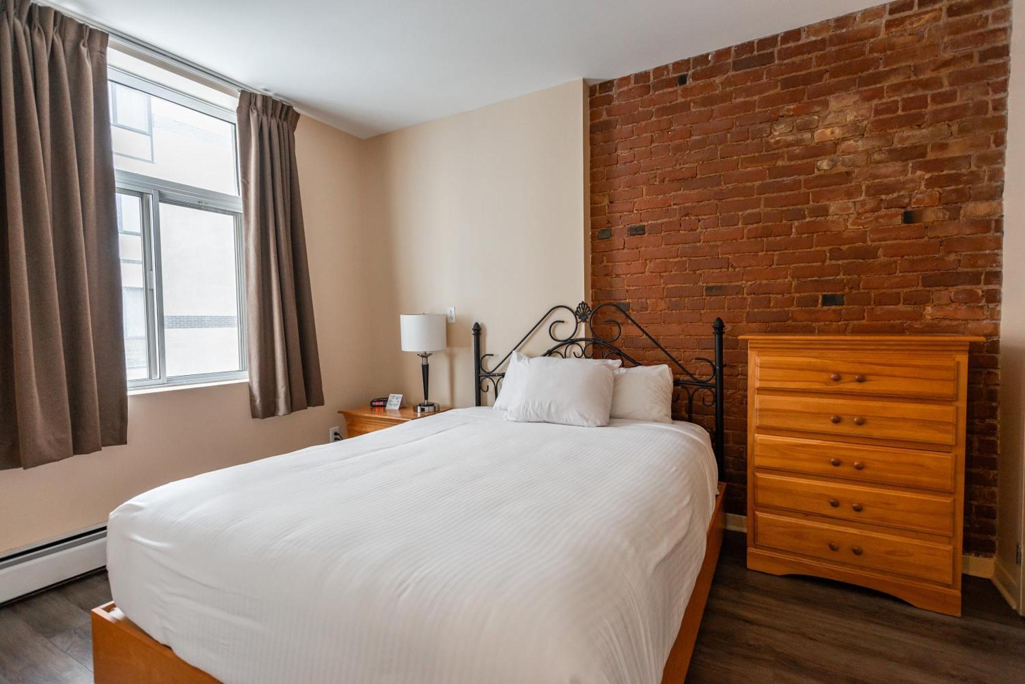 One-Bedroom Suite Murphy bed