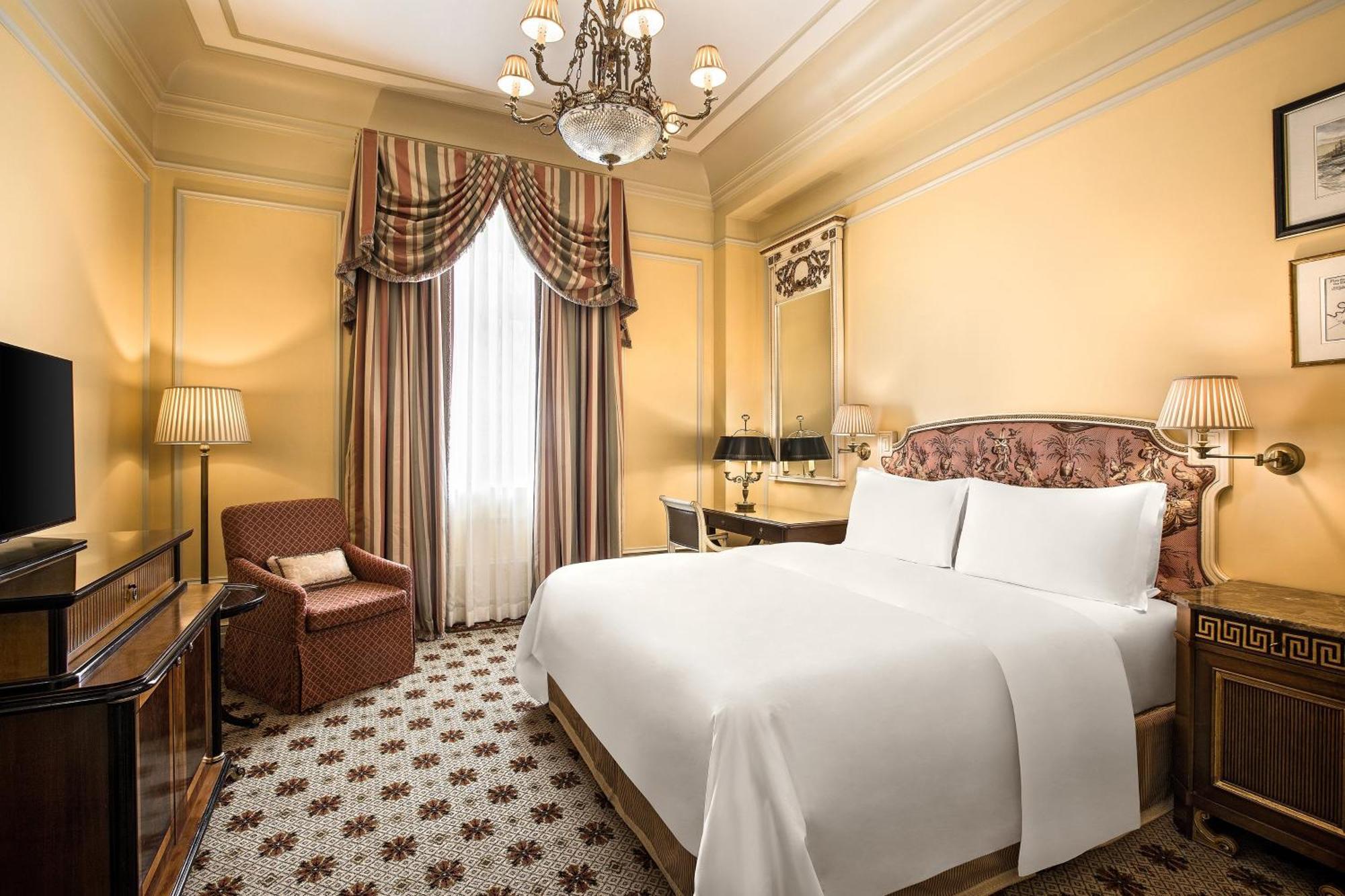 Quarto Clássico com 1 Cama King-size e Vista do Pátio