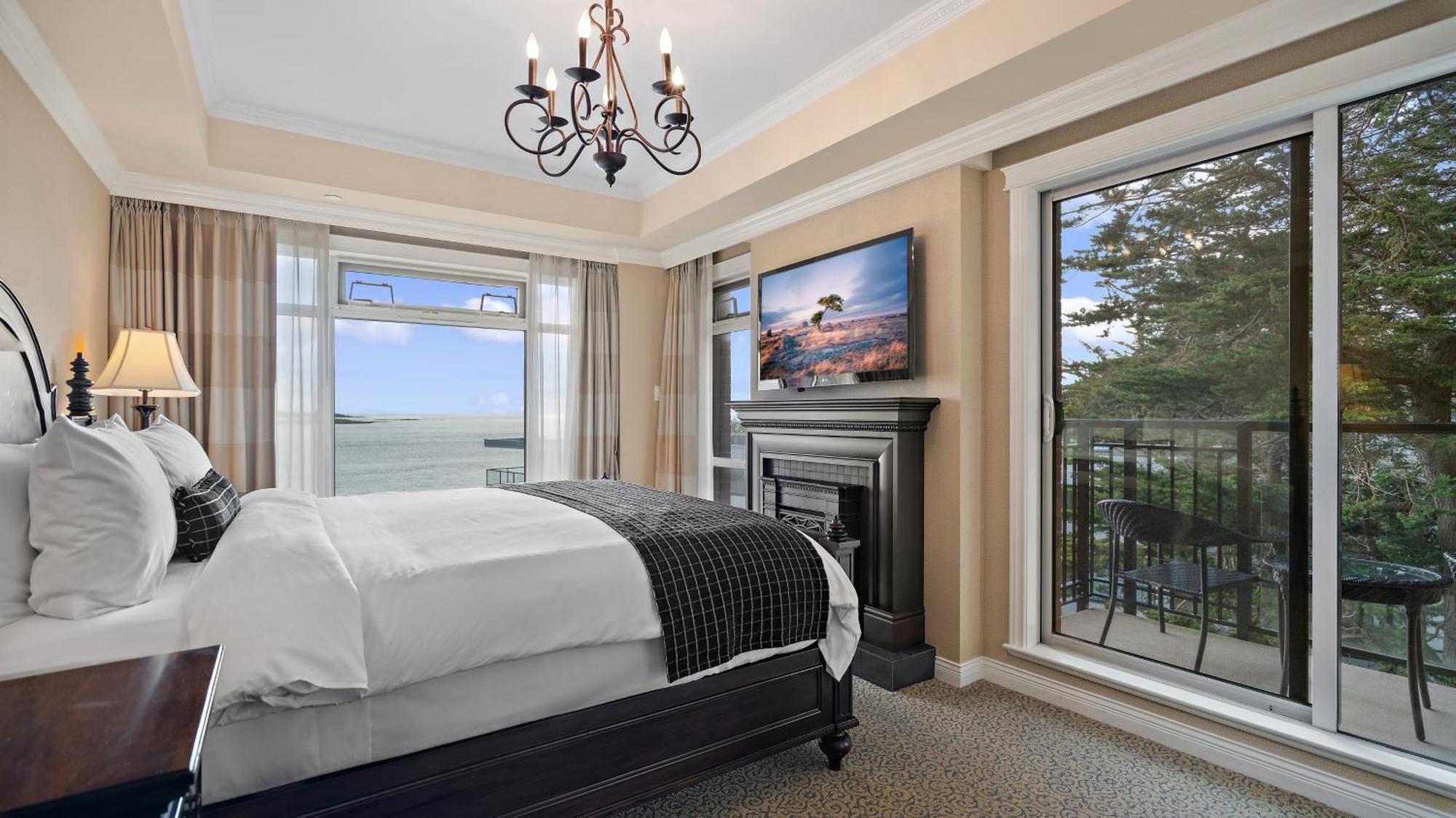 One-Bedroom Suite Ocean-Residential View King Pool Access Ages 16