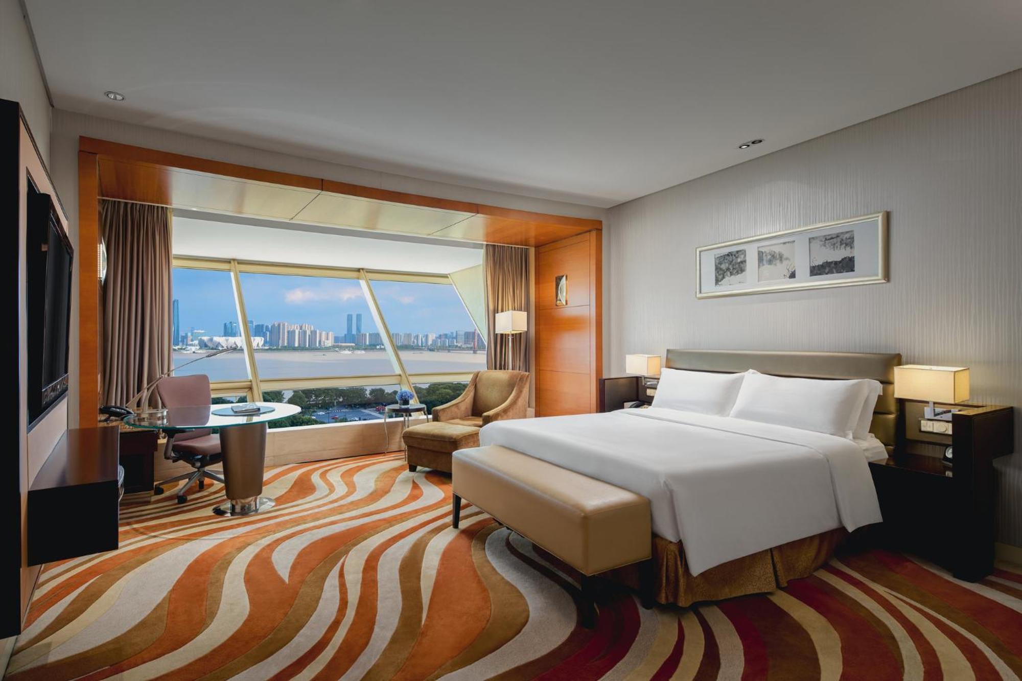 Premium Zimmer mit Kingsize-Bett und Flussblick