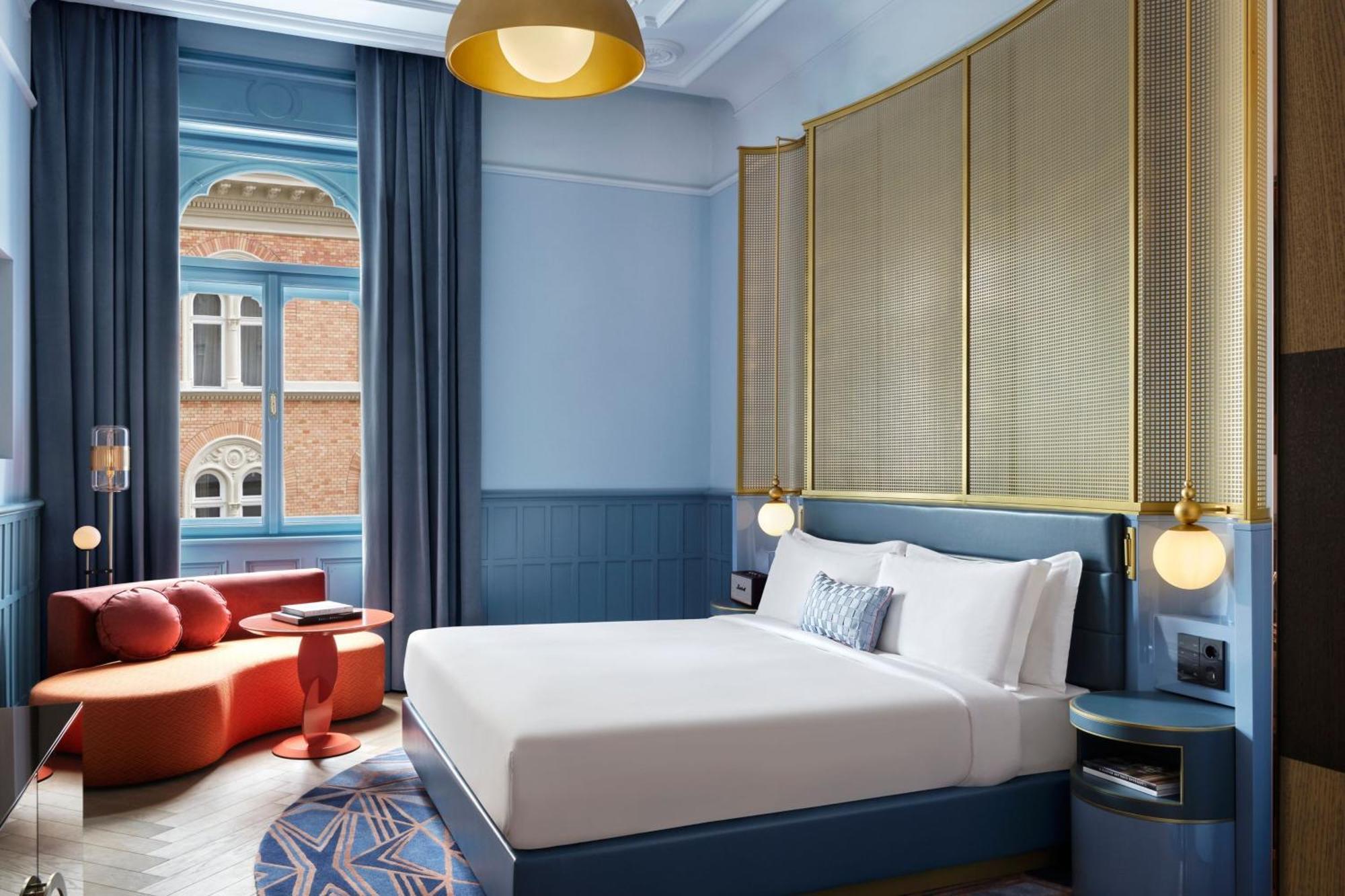 Deluxe King Room Street View