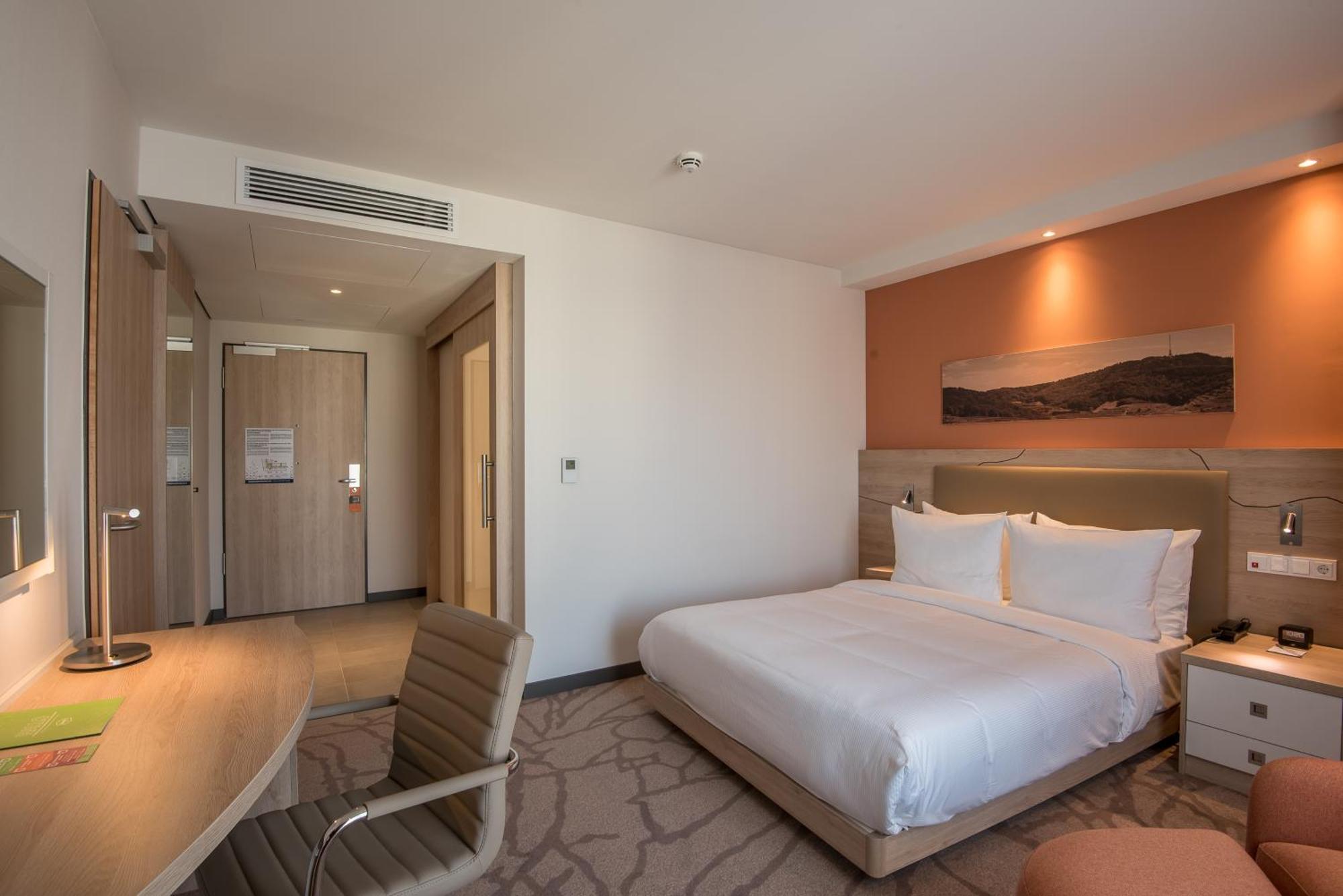 Queen Room Accessible