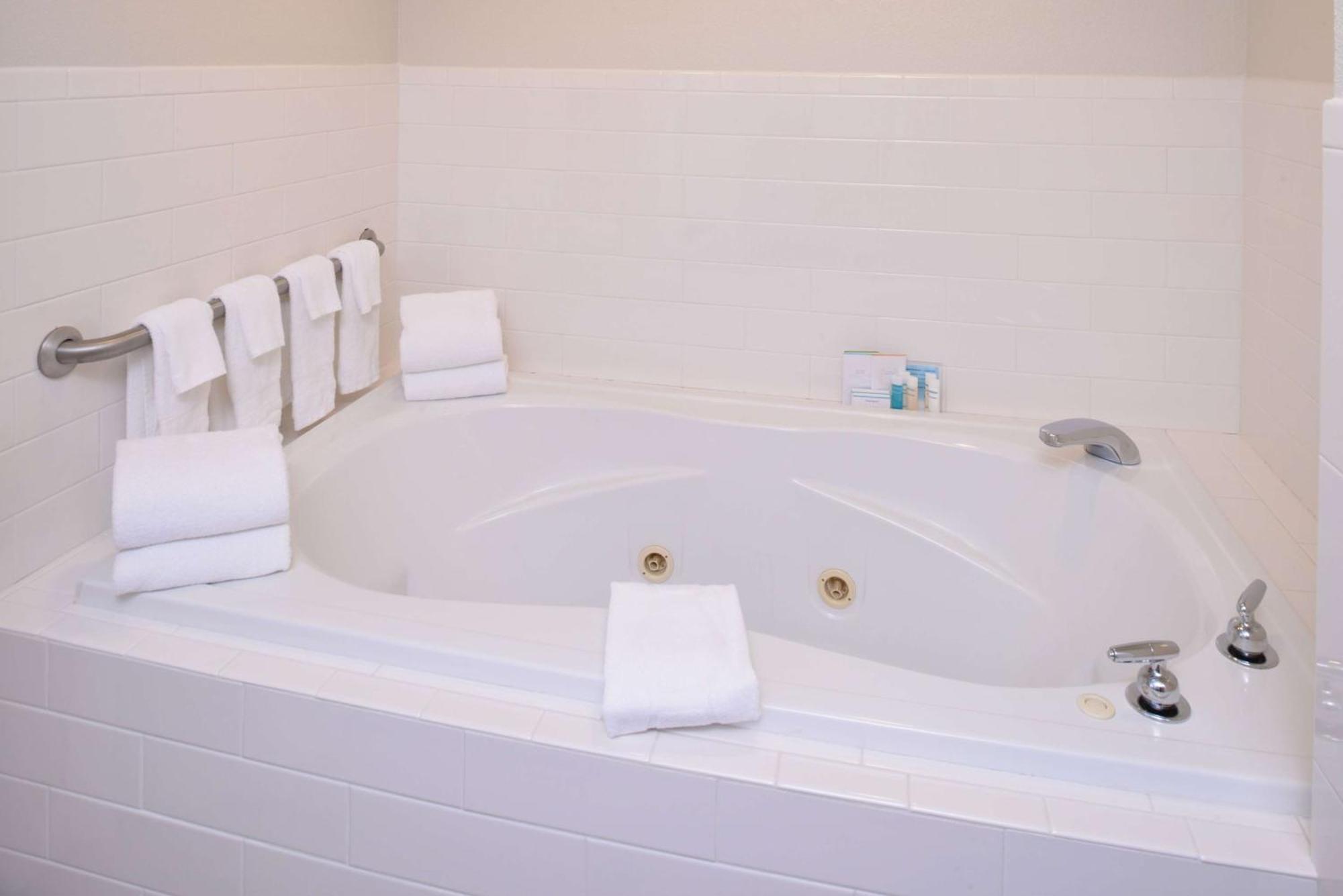 Habitación con cama extragrande y bañera de hidromasaje