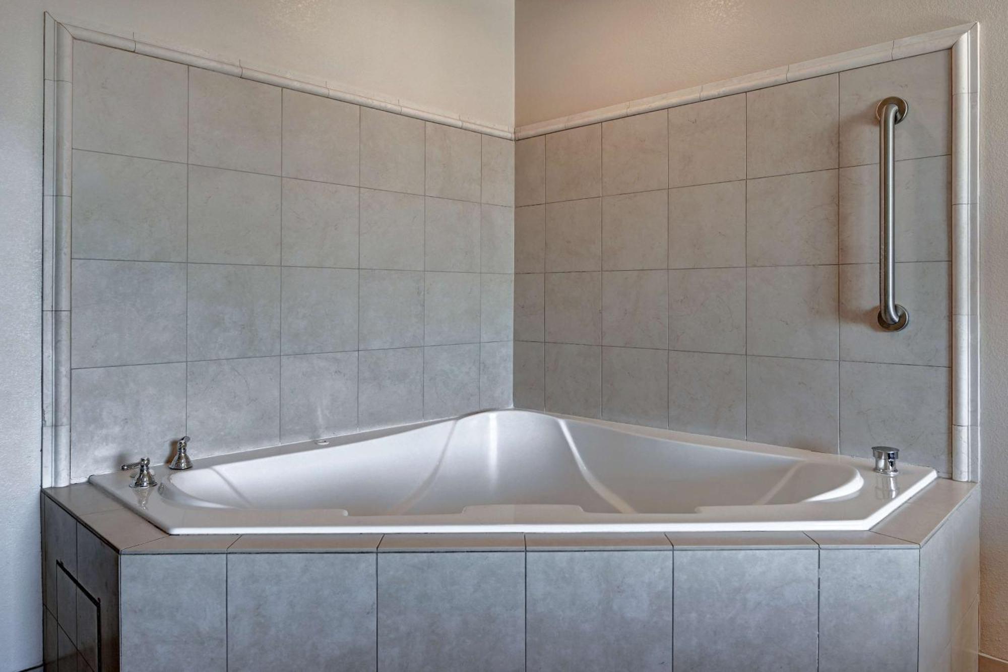 Suite con bañera de hidromasaje y cama extra grande