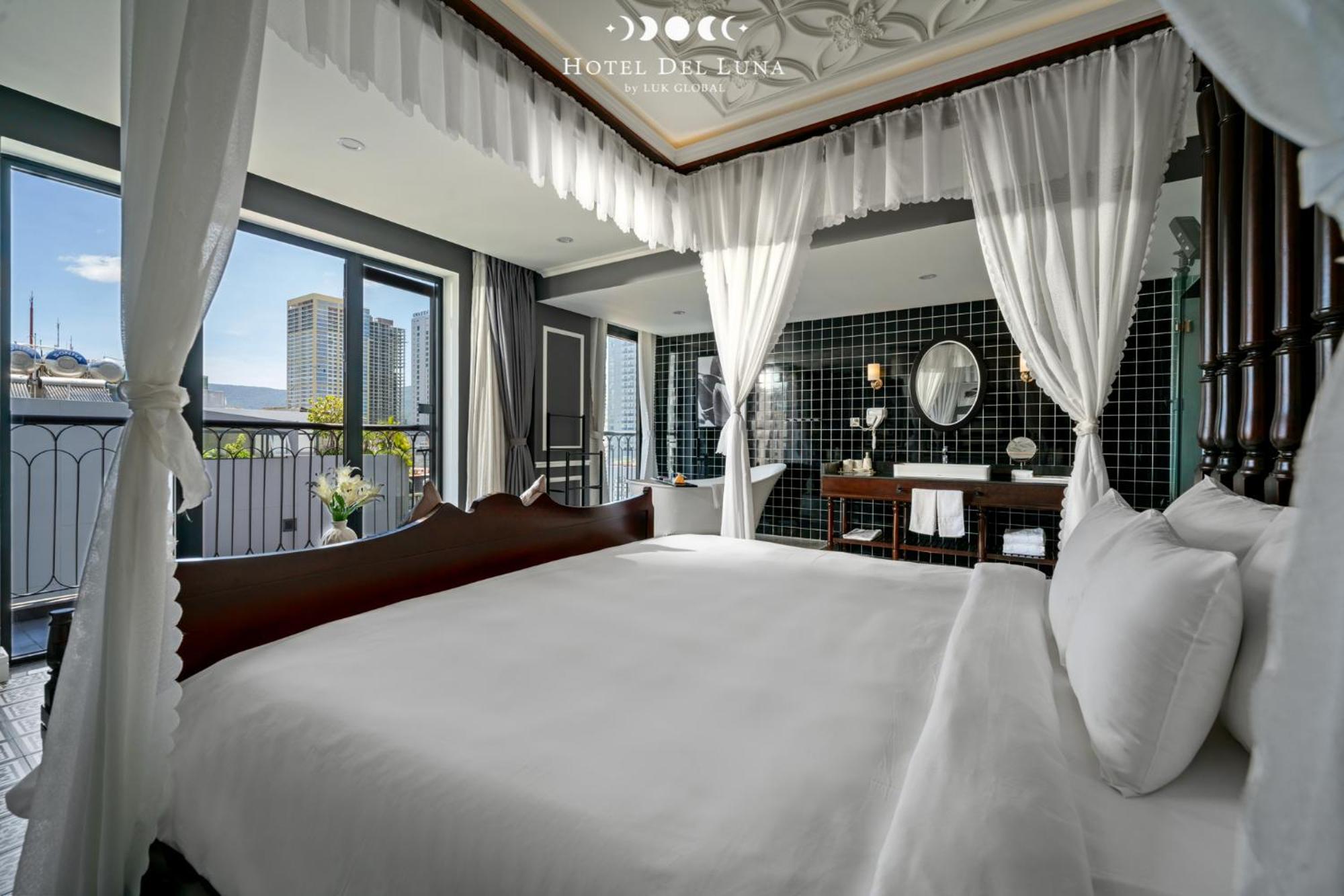 King Suite with Balcony - High Floor,1551365734:JPEG