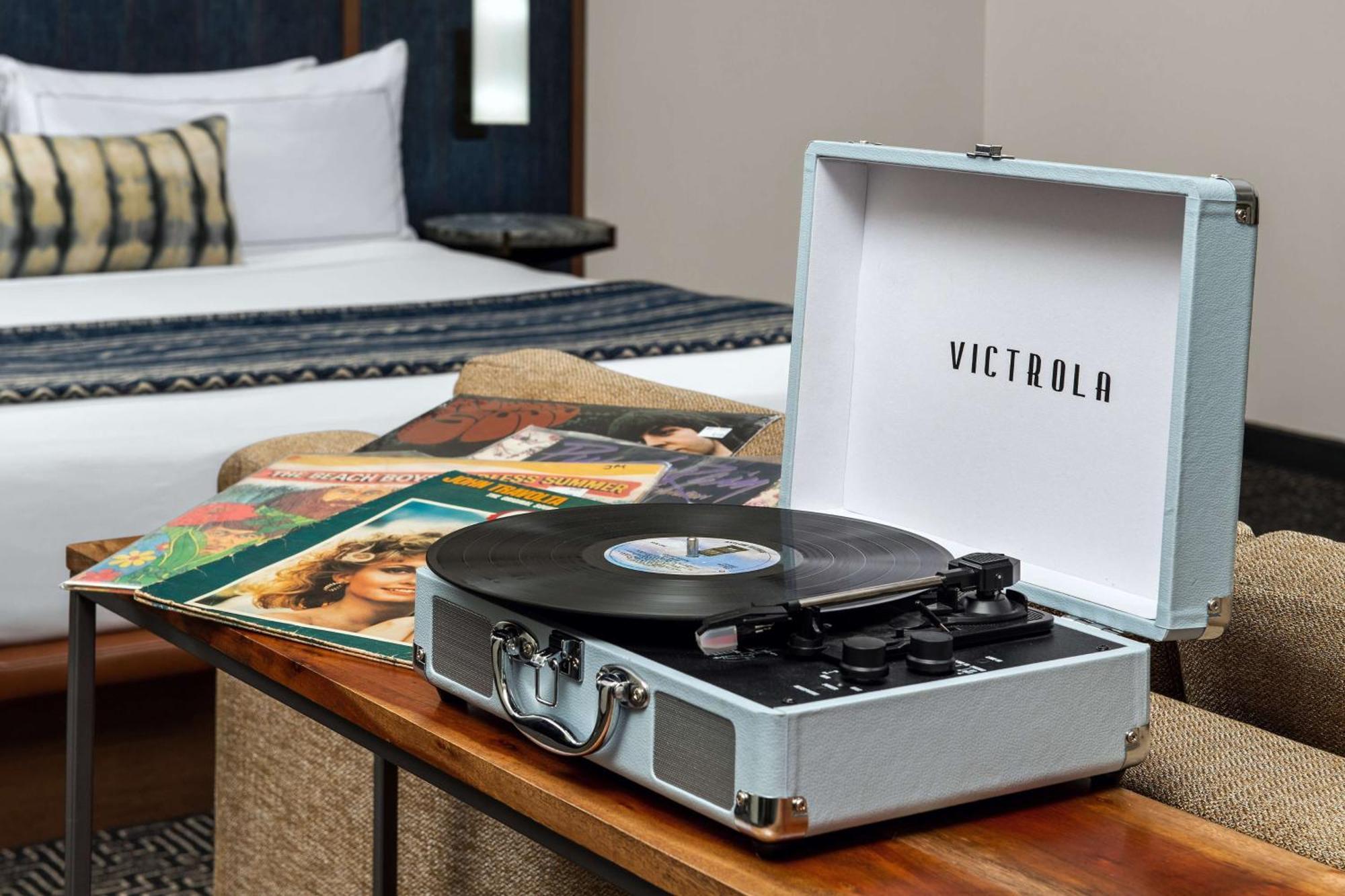 Junior Suite mit Kingsize-Bett und Stadtblick