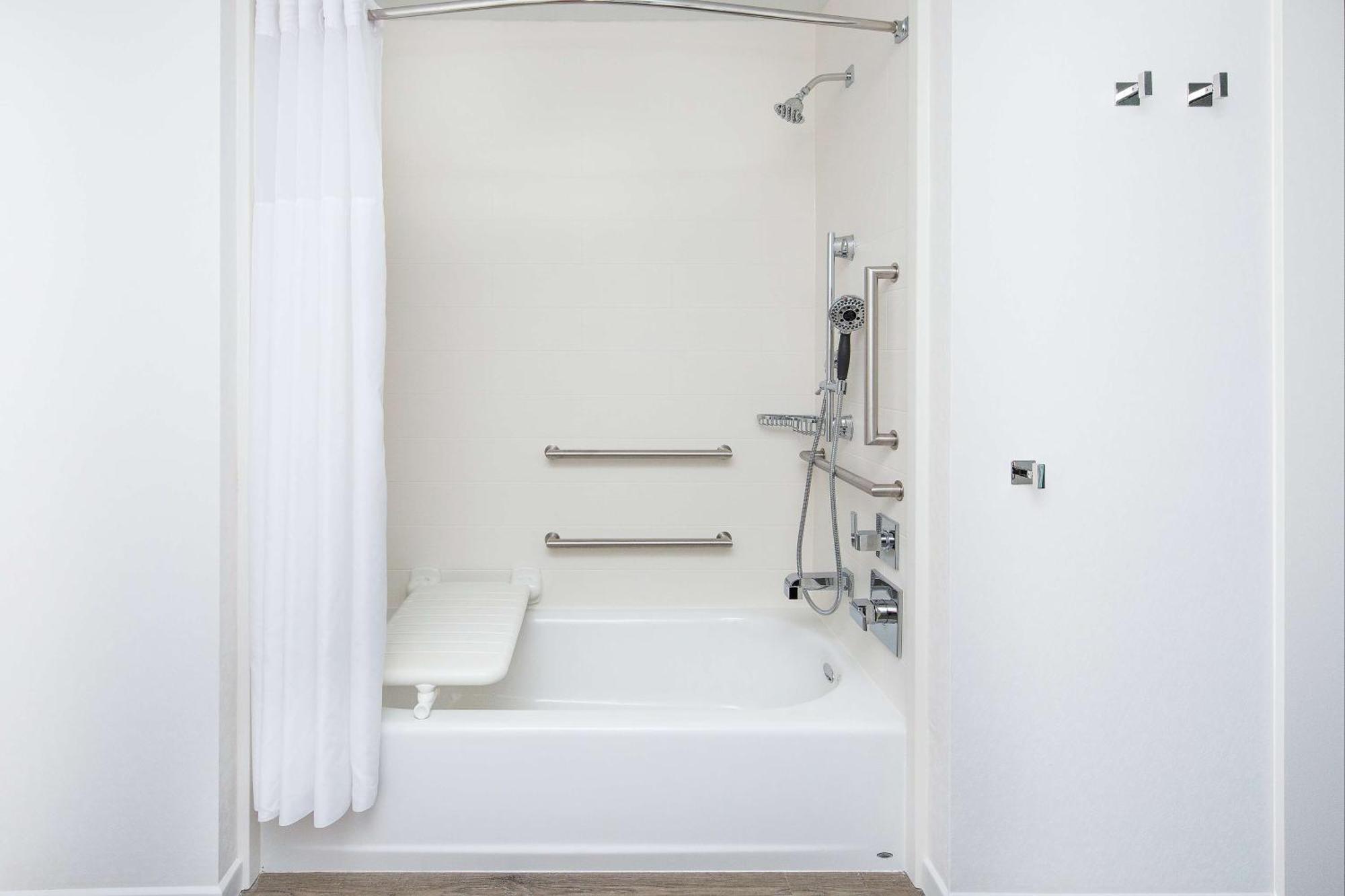 King Room Bath Tub Mobility Hearing Access or Non-Smoking,1551488134:JPEG