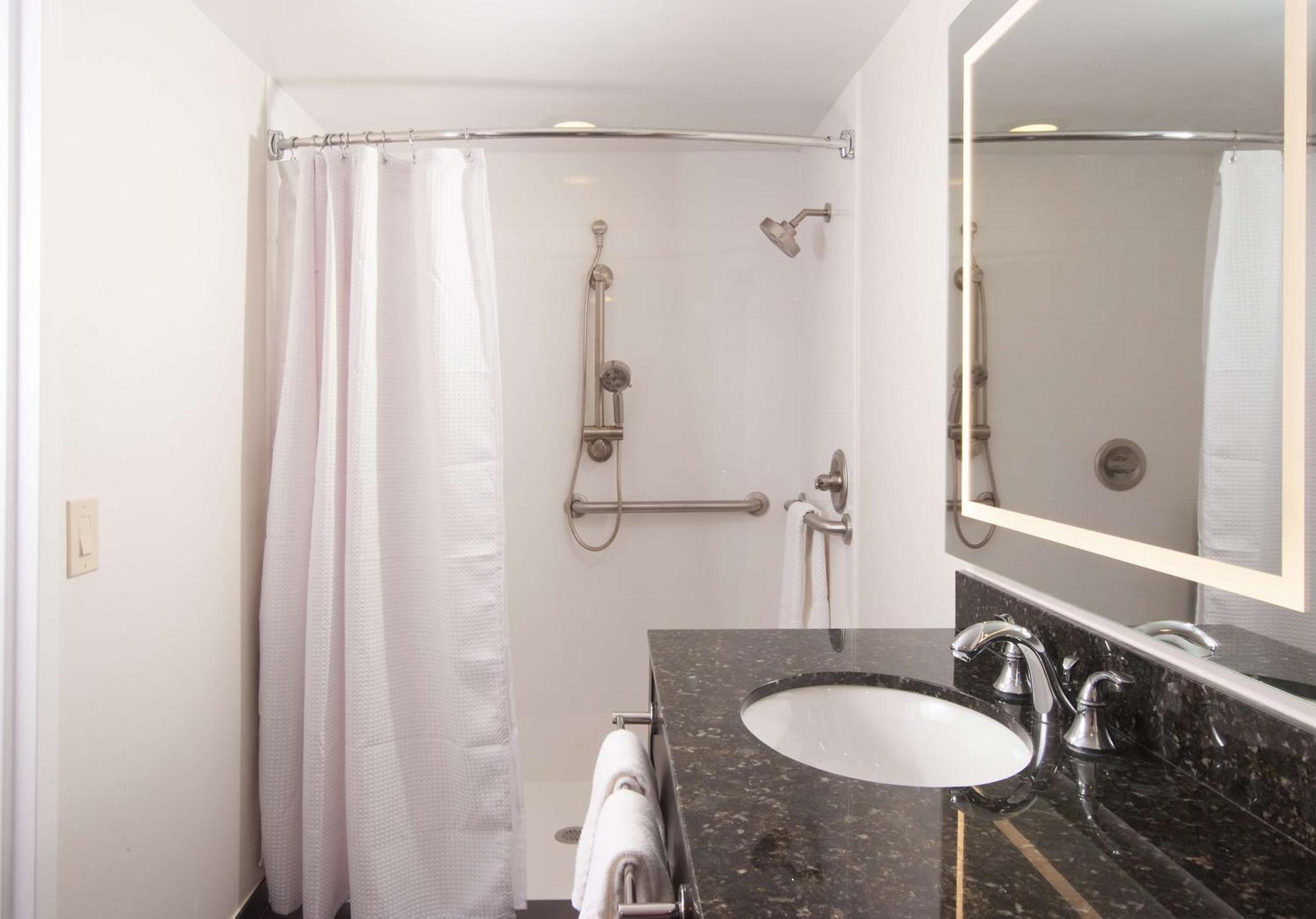 One-Bedroom King Suite Roll Shower Mobility Access or Non-Smoking