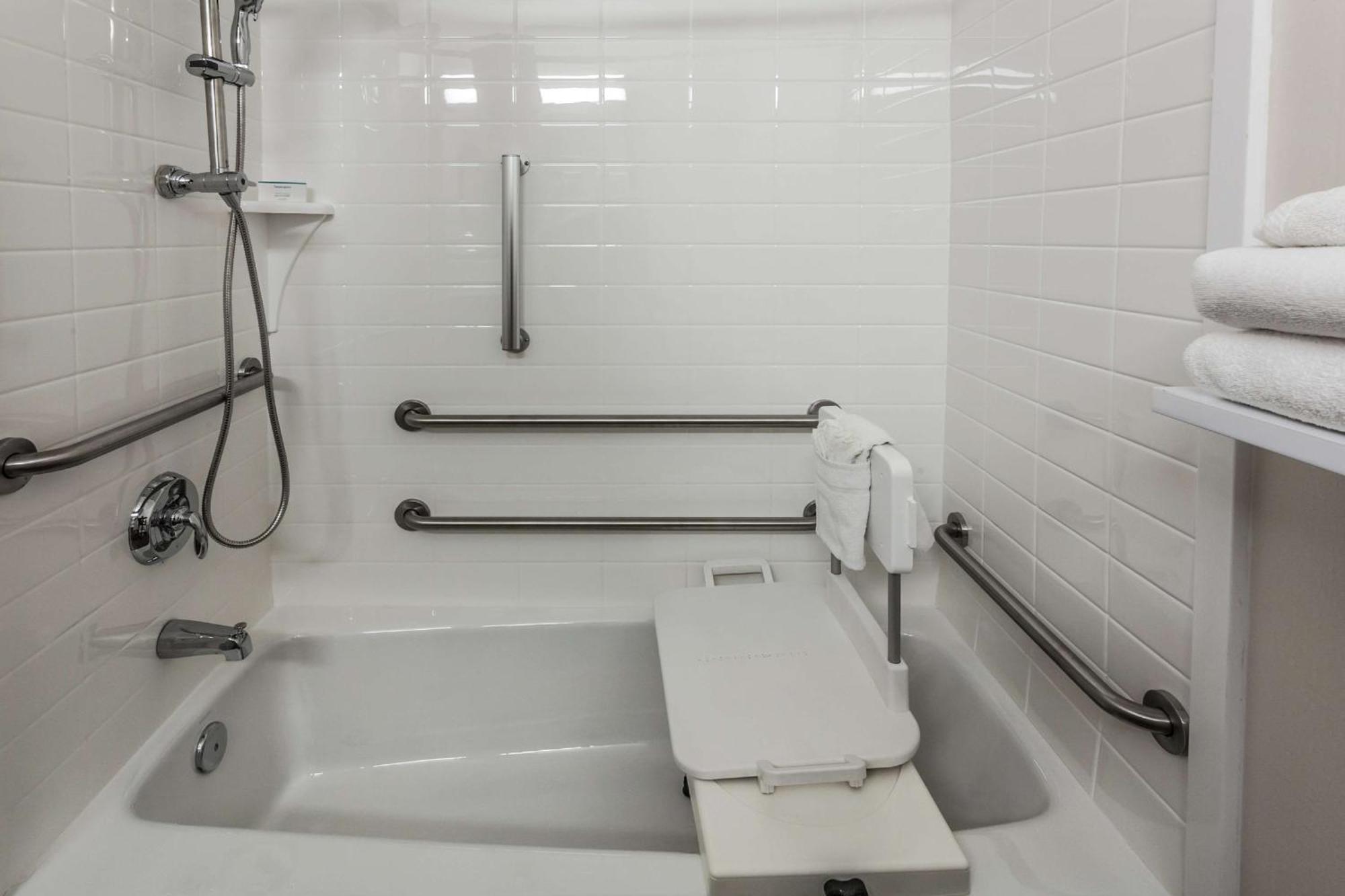 Double Room Bath Tub Mobility Access or Non-Smoking