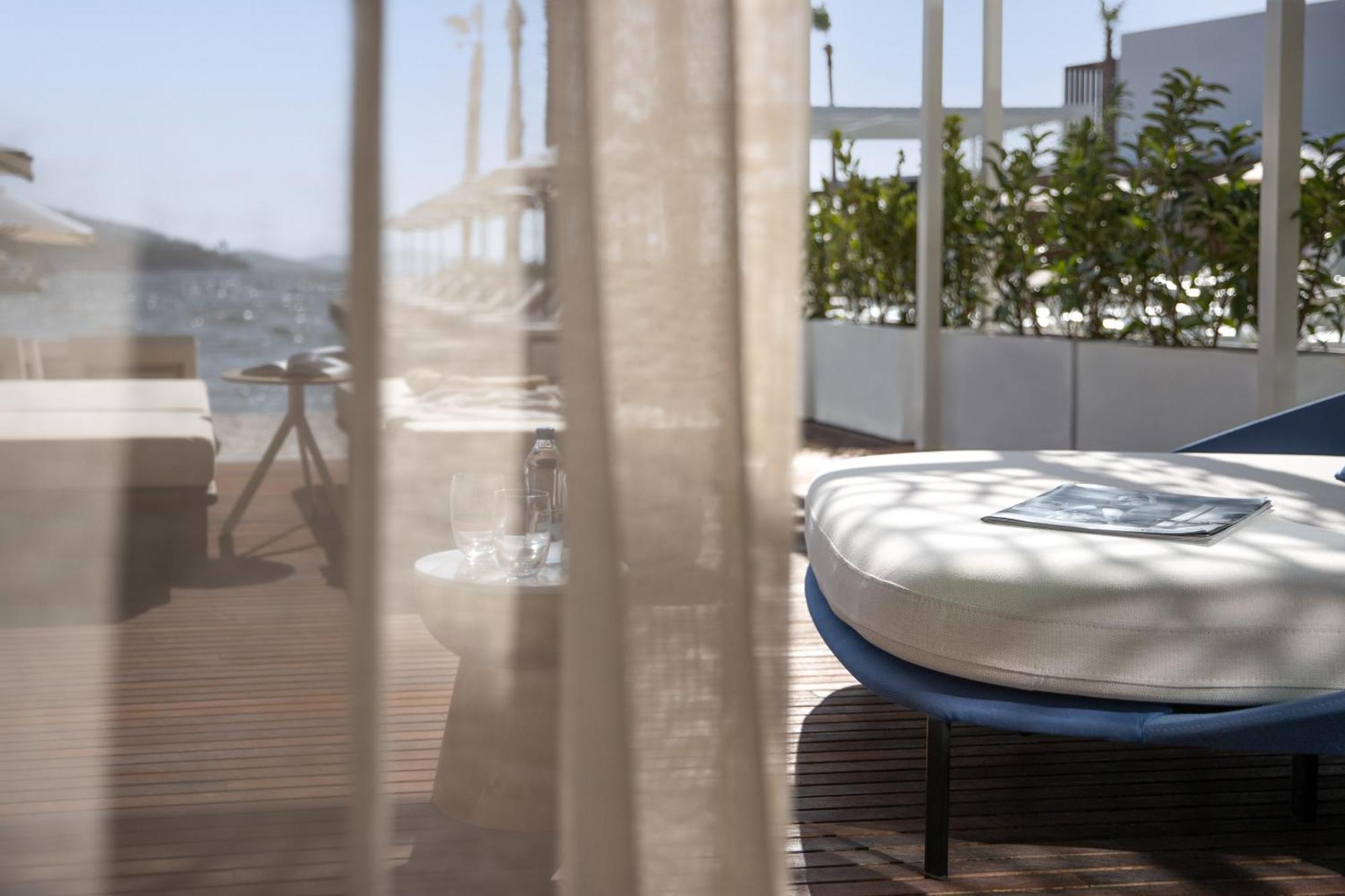 Beachfront Junior King Suite