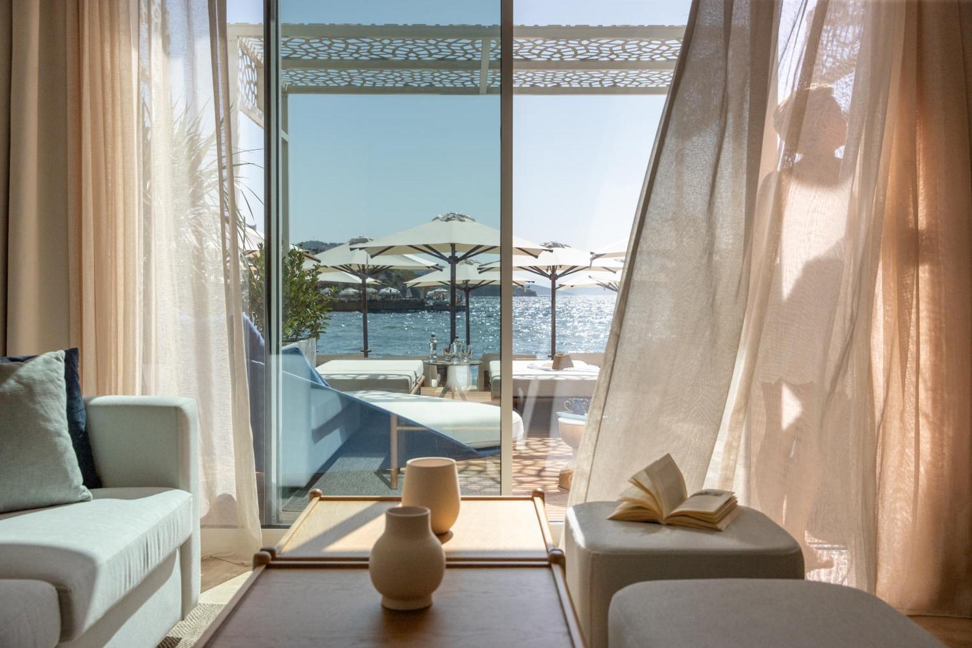 Beachfront Junior King Suite
