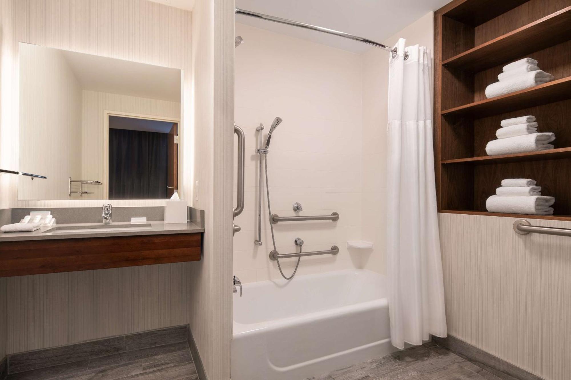 Queen Suite Bathtub Mobility Access or Non-Smoking
