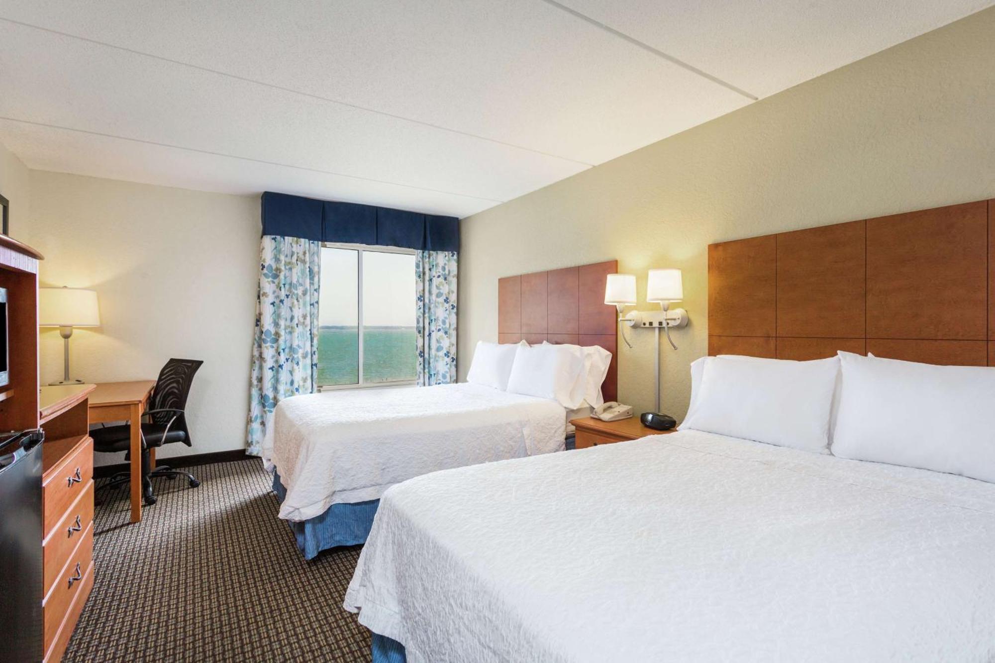 Doppelzimmer mit 2 Doppelbetten und Blick auf das Wasser
