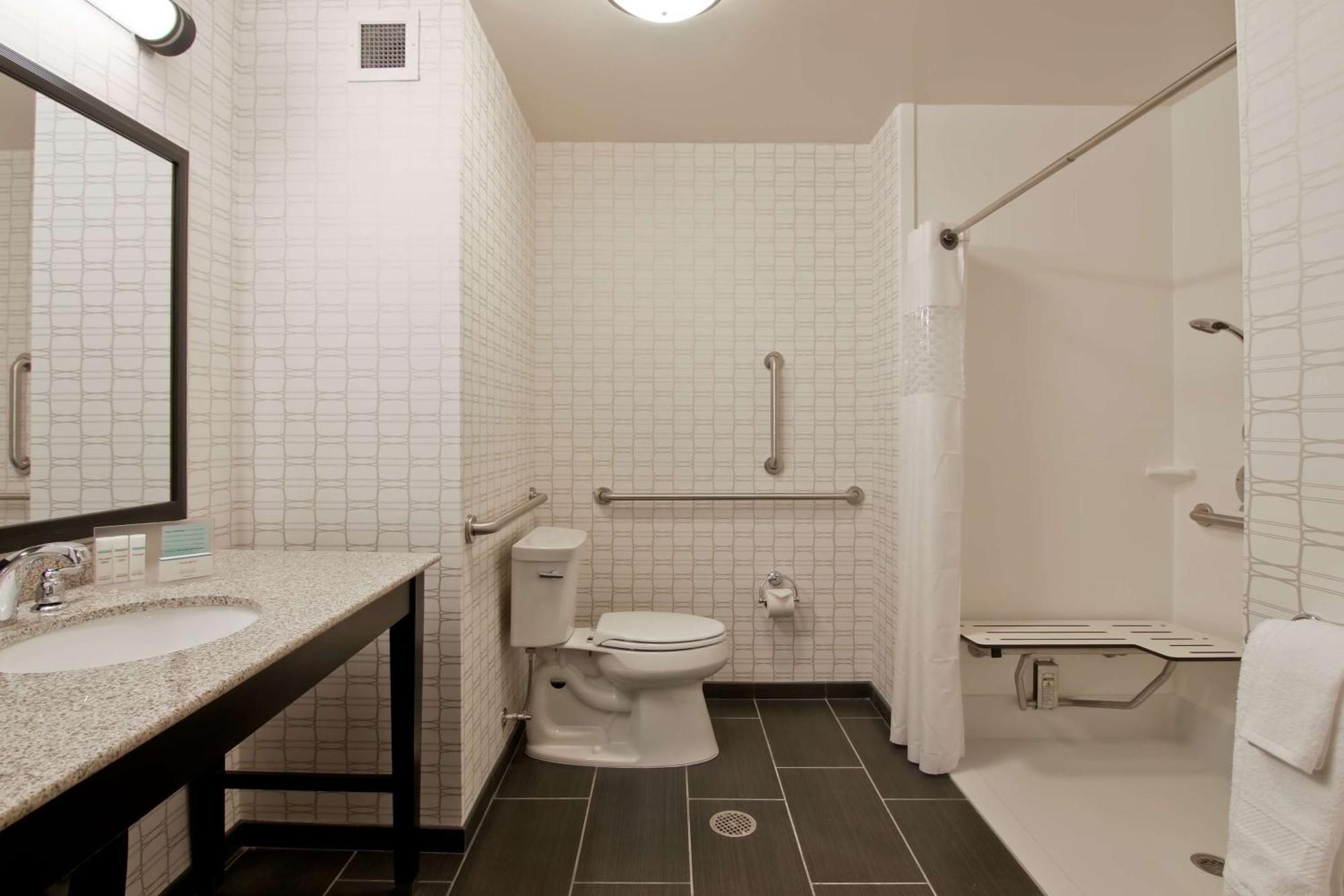 Chambre Lit King-Size avec Douche Accessible en Fauteuil Roulant -Adaptée aux Personnes à Mobilité Réduite/Malentendantes - Non-Fumeurs