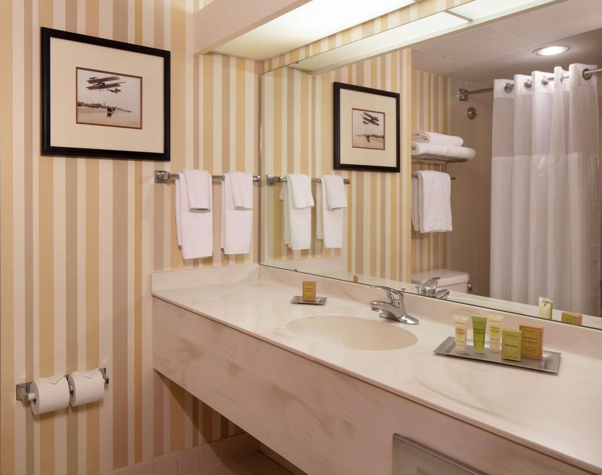 Quarto Queen com 2 Camas Queen-size e Vista do Oceano