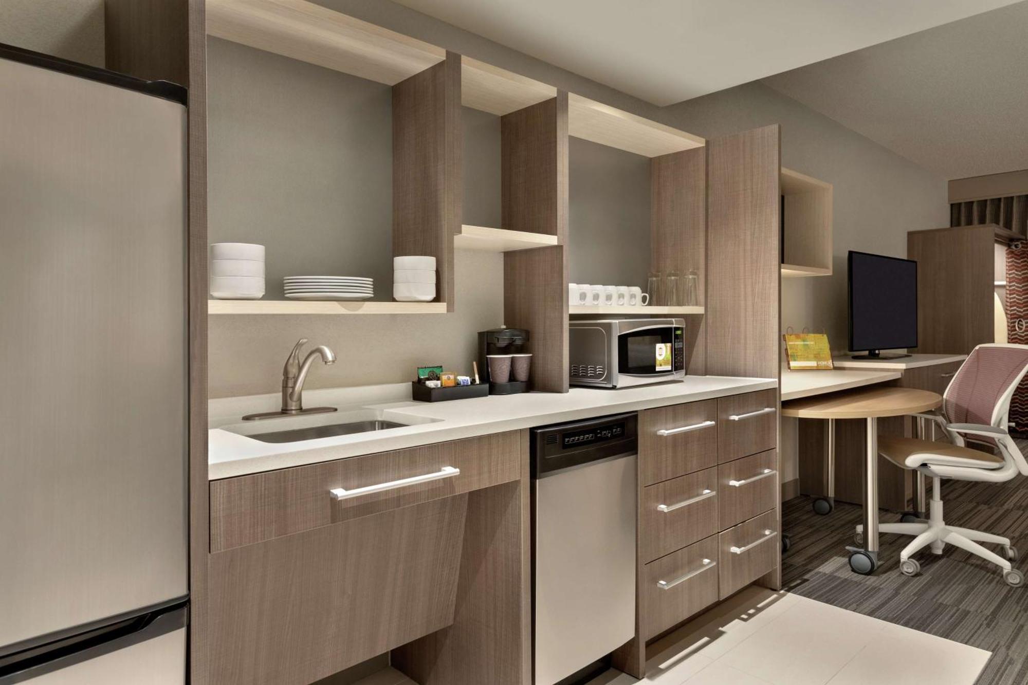 King Studio Suite Accessible Tub Mobility Access