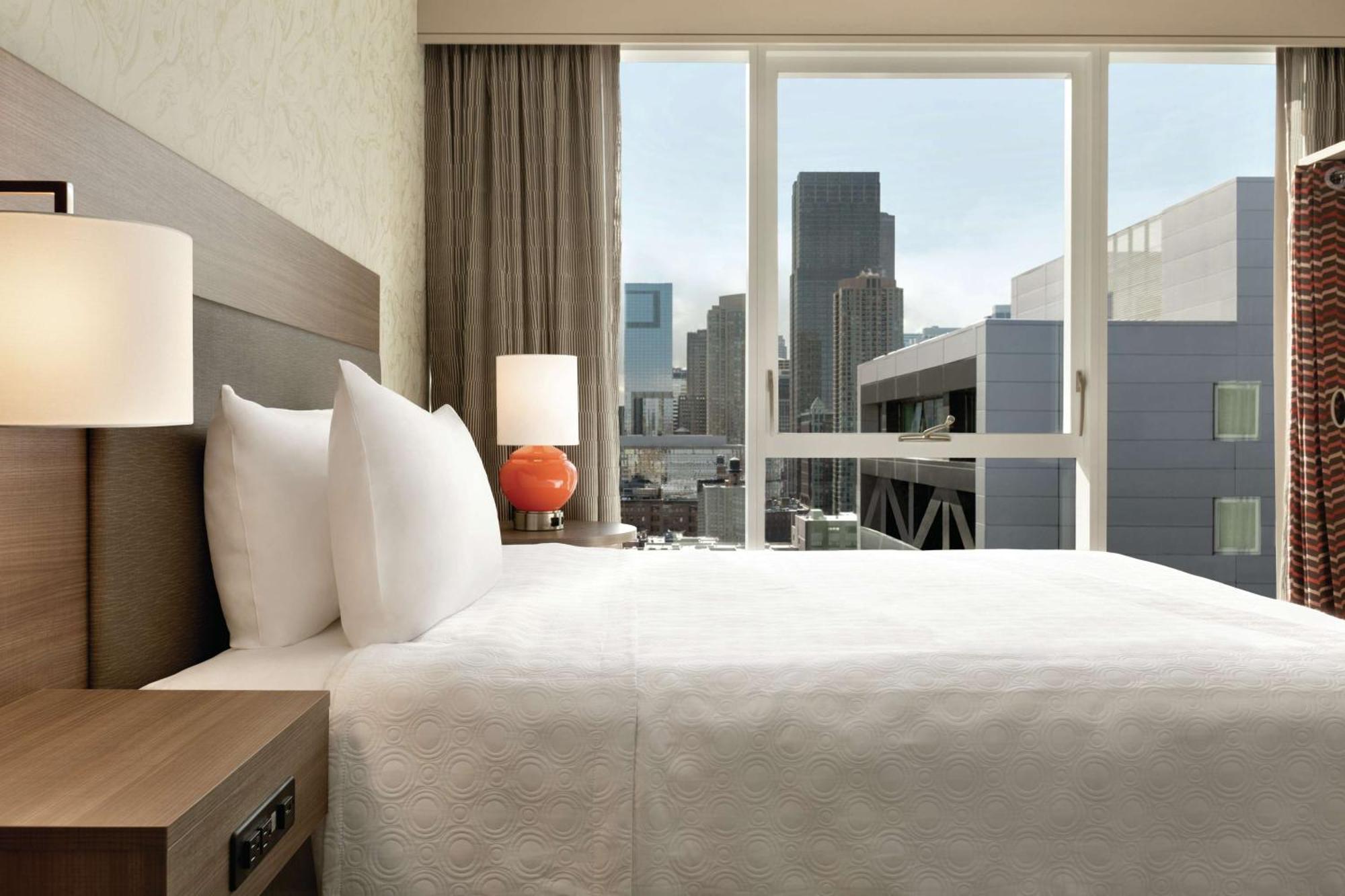 Queen Studio Suite City View