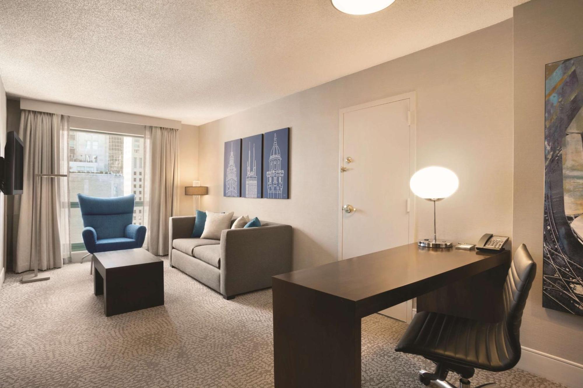 One-Bedroom King Suite Mobility Accessible Tub