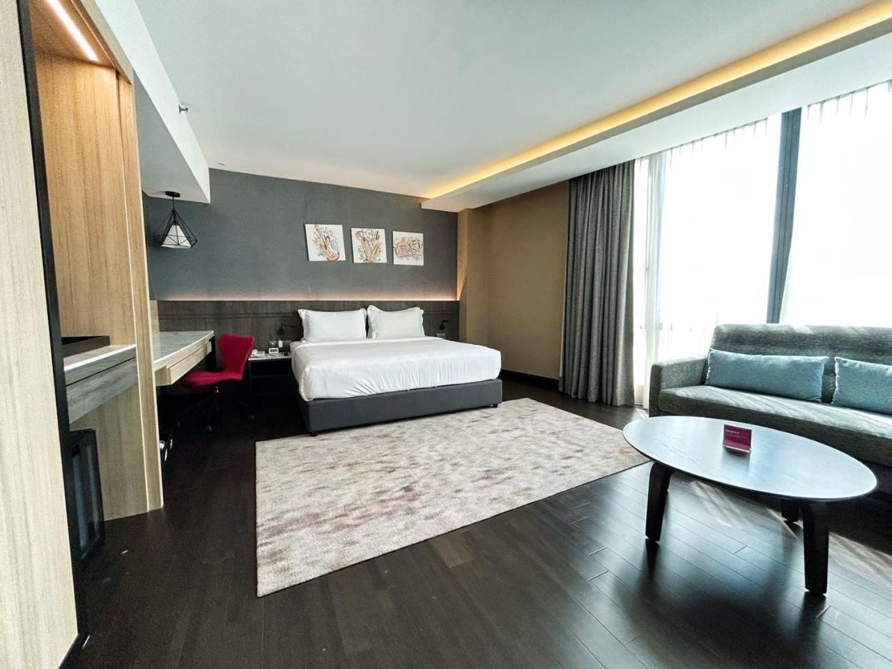 Premier Double Room Bathtub