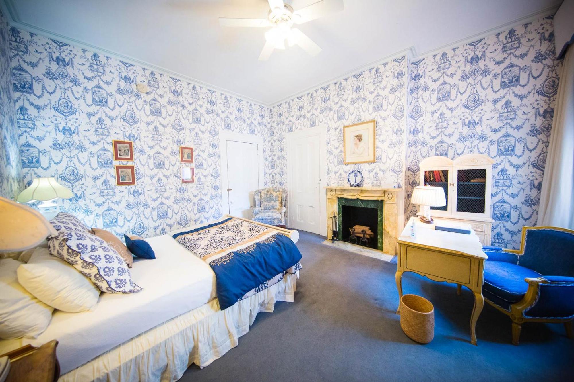 Queen Room with Shared Bathroom #1,1552277806:JPEG
