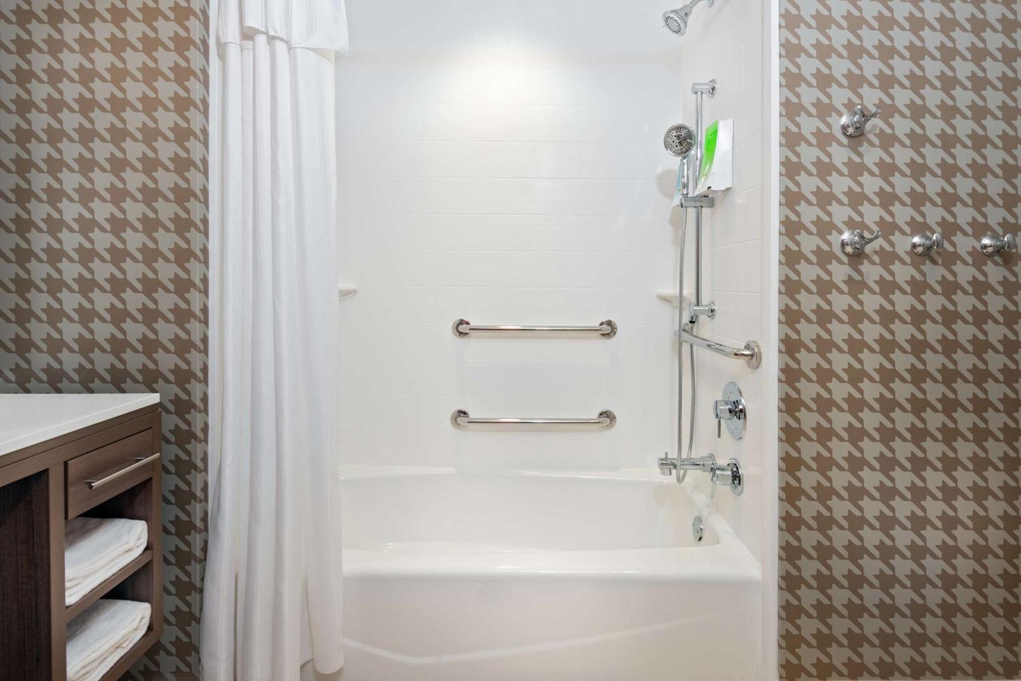 King Studio Suite Mobility Access or Non-Smoking
