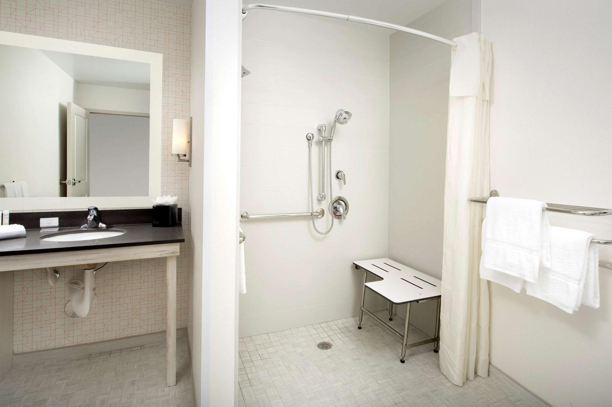Estudio con cama extragrande y ducha accesible en silla de ruedas - Adaptado para personas con discapacidad auditiva/movilidad reducida - No fumadores