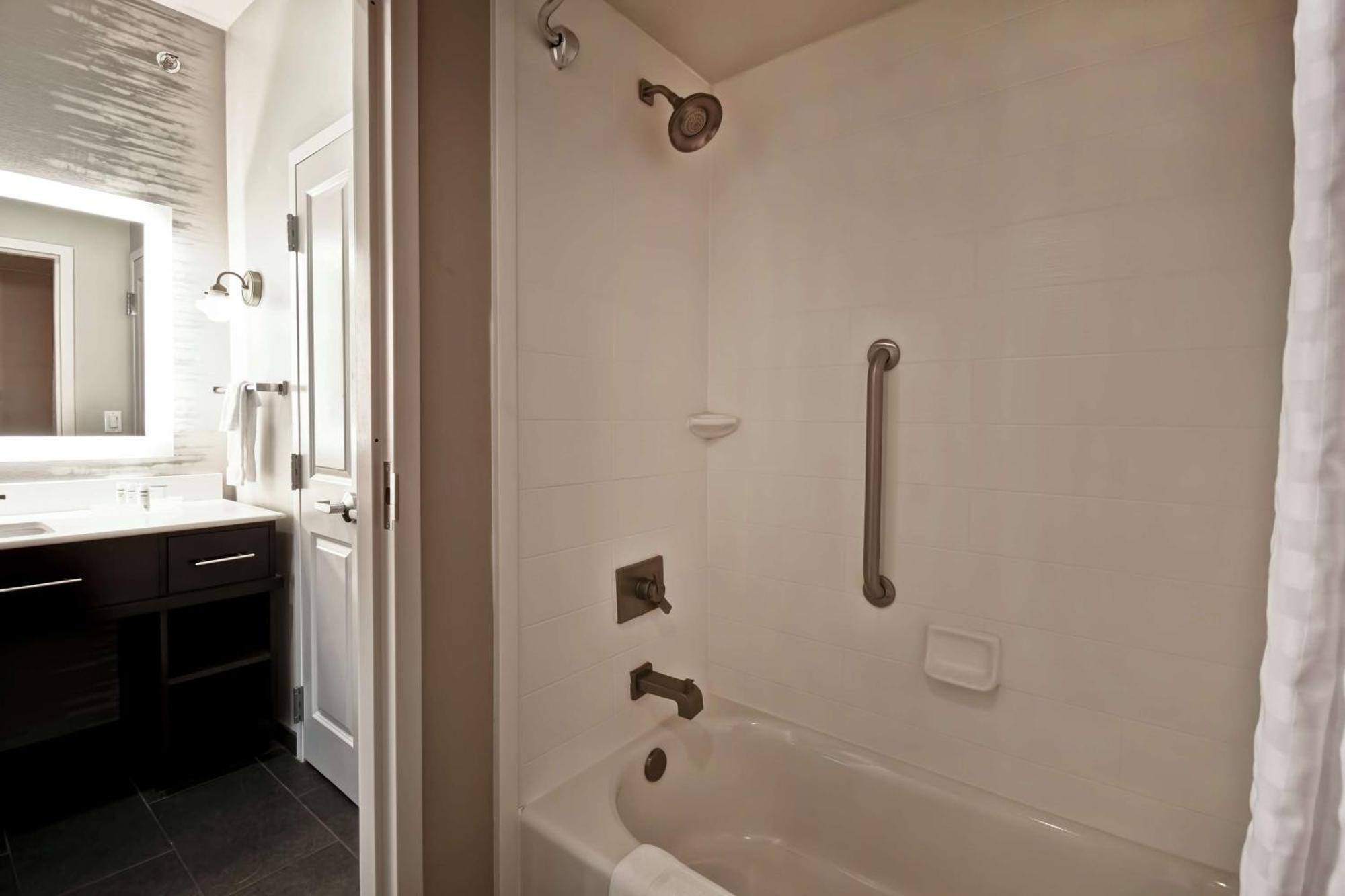 King Suite Hearing Access or Non-Smoking