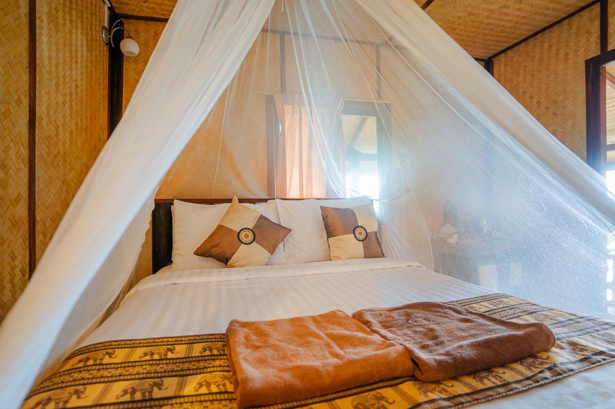 Superior Bamboo Cottage met Uitzicht op Zee