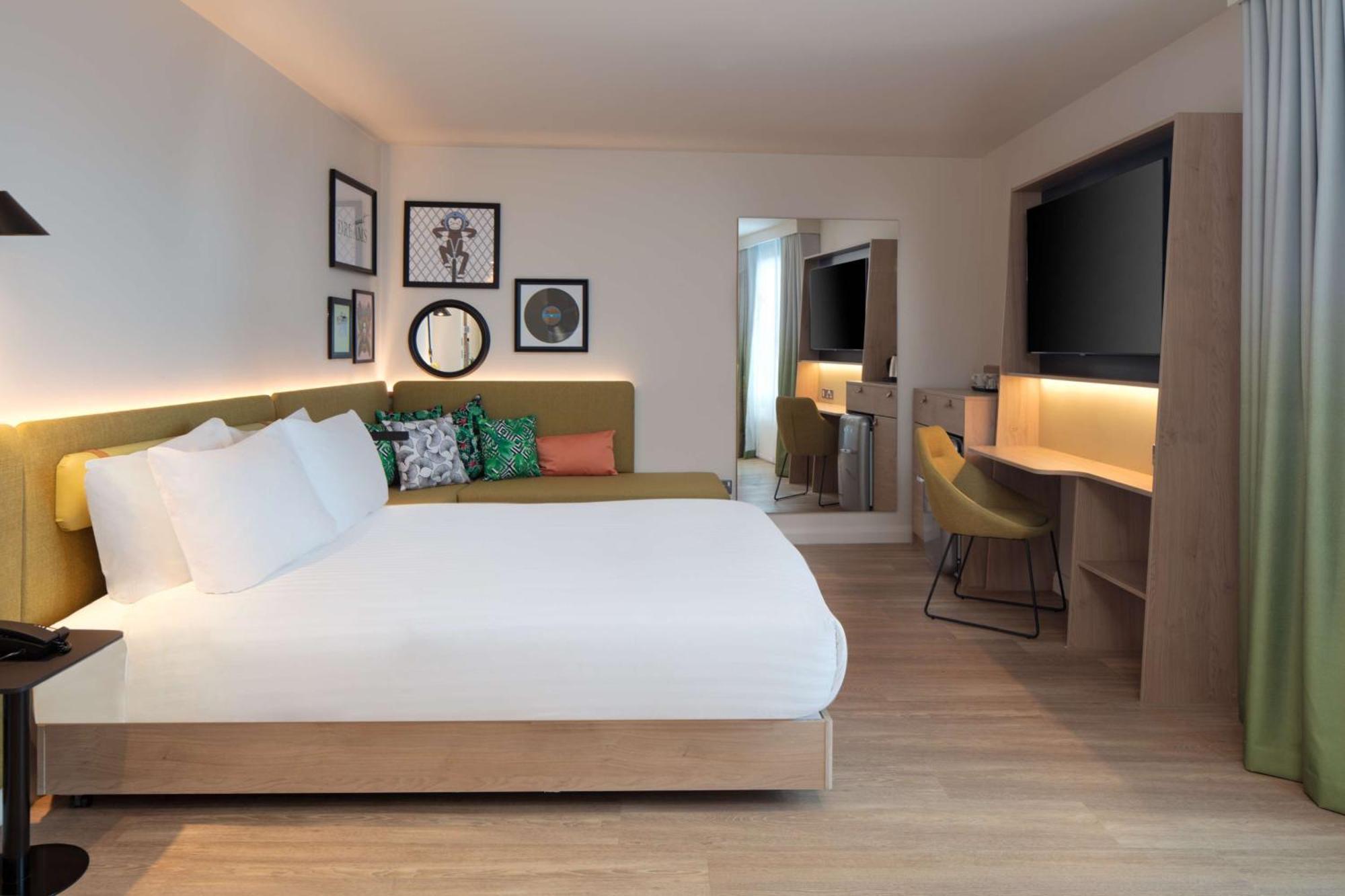 Zimmer mit Queensize-Bett und Schlafsofa