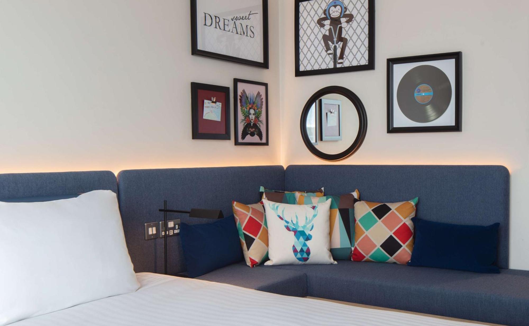 Zimmer mit Kingsize-Bett